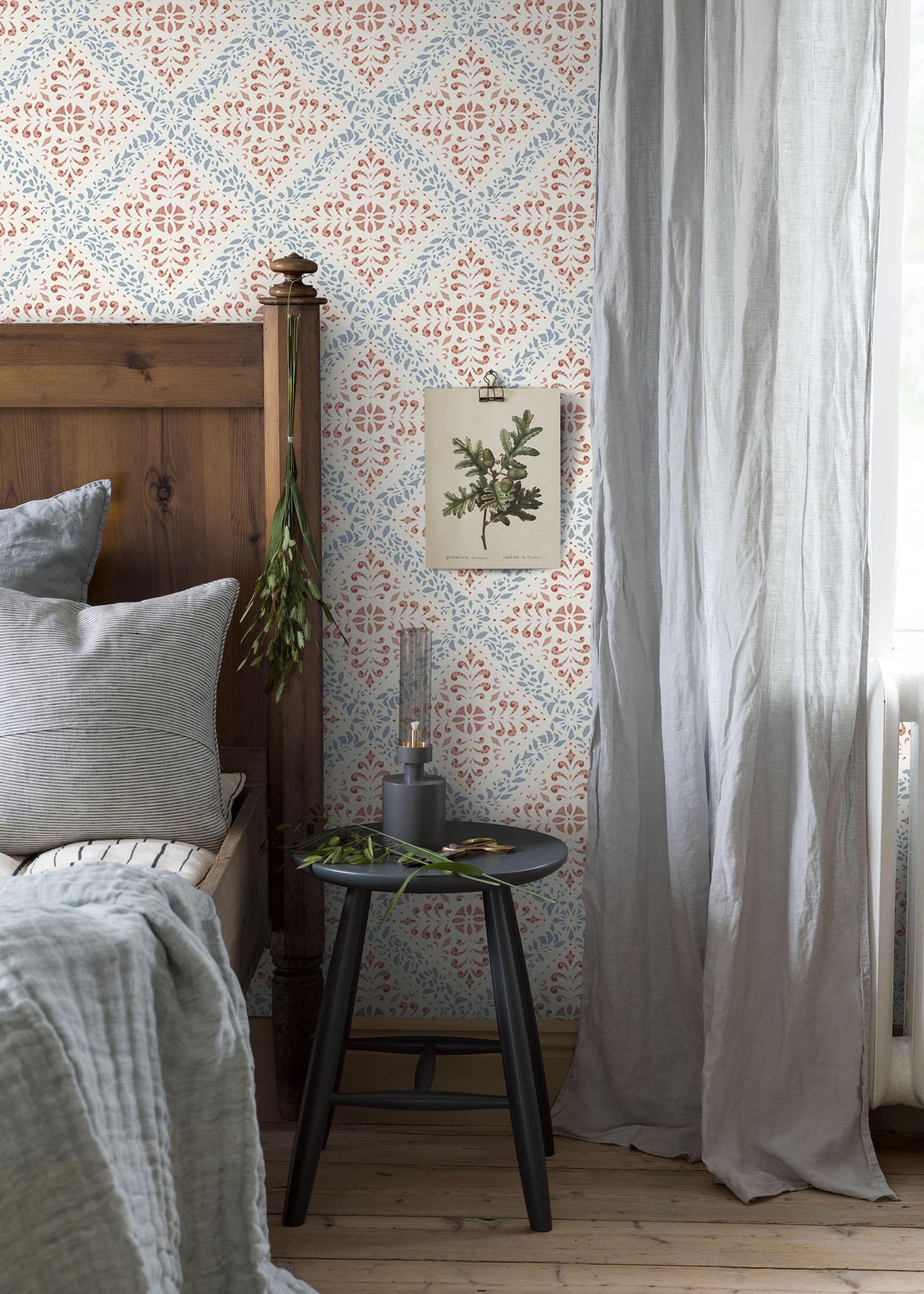 Nyborg tapet från Boråstapeter med geometriskt, blommigt mönster i rosa och blå. Från kollektionen anno. Nonwoven-material med rak passning. Country-stil. Passar i sovrum och matsal.