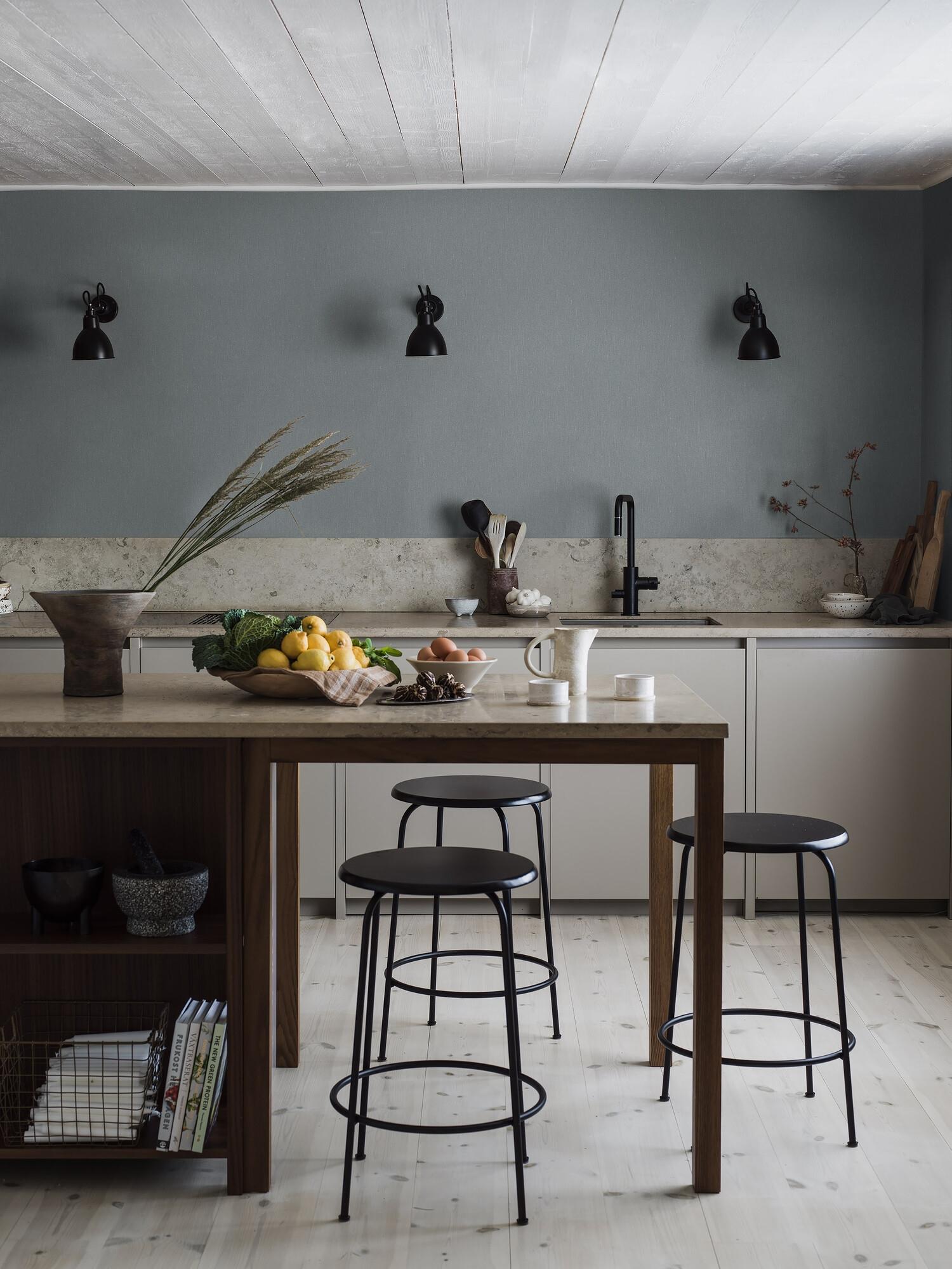 Deep Lake tapet med enfargat, textilimitation mönster i blå. Från kollektionen Linen. Nonwoven-material. Passar i vardagsrum och matsal.