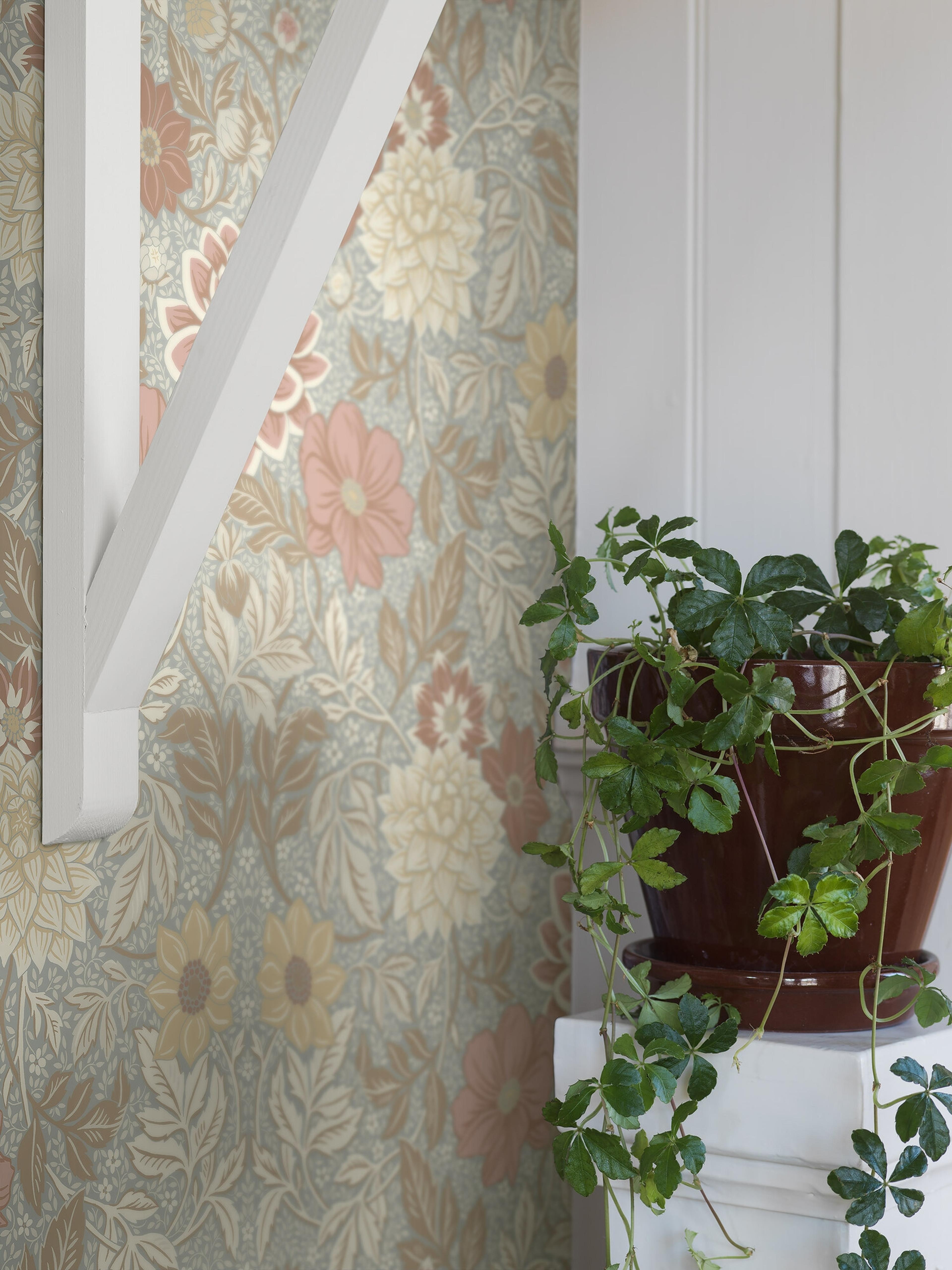 Dahlia Garden tapet med blommigt mönster i rosa. Från kollektionen Falsterbo III. Nonwoven-material med rak passning.​​​​‌﻿‍﻿​‍​‍‌‍﻿﻿‌﻿​‍‌‍‍‌‌‍‌﻿‌‍‍‌‌‍﻿‍​‍​‍​﻿‍‍​‍​‍‌﻿​﻿‌‍​‌‌‍﻿‍‌‍‍‌‌﻿‌​‌﻿‍‌​‍﻿‍‌‍‍‌‌‍﻿﻿​‍​‍​‍﻿​​‍​‍‌‍‍​‌﻿​‍‌‍‌‌‌‍‌‍​‍​‍​﻿‍‍​‍​‍‌‍‍​‌﻿‌​‌﻿‌​‌﻿​​‌﻿​﻿​﻿‍‍​‍﻿﻿​‍﻿﻿‌﻿‌﻿‌﻿‌﻿‌﻿‌﻿​‍﻿‍‌‍​﻿‌‍﻿﻿‌‍﻿​‌‍﻿﻿‌﻿​‍‌‍​‌‌‍﻿‌‌‍​‌​‍﻿‍‌﻿​﻿‌‍‌‌​‍﻿﻿‌﻿​﻿‌﻿‌​‌﻿‌‌‌‍‌​‌‍‍‌‌‍﻿﻿​‍﻿﻿‌‍‍‌‌‍﻿‍‌﻿‌​‌‍‌‌‌‍﻿‍‌﻿‌​​‍﻿﻿‌‍‌‌‌‍‌​‌‍‍‌‌﻿‌​​‍﻿﻿‌‍﻿‌‌‍﻿﻿‌‍‌​‌‍‌‌​﻿﻿‌‌﻿​​‌﻿​‍‌‍‌‌‌﻿​﻿‌‍‌‌‌‍﻿‍‌﻿‌​‌‍​‌‌﻿‌​‌‍‍‌‌‍﻿﻿‌‍﻿‍​﻿‍﻿‌‍‍‌‌‍‌​​﻿﻿‌‌‍‍‌‌‍﻿‌‌‍​‌‌‍‌﻿‌‍‌‌​‍﻿‌​﻿‌​‌‍​‌​﻿​‍‌‍‌‍‌‍​﻿​﻿​﻿‌‍​﻿​﻿‍​​﻿‌​‌‍‌​​﻿‍‌​﻿‌‌​﻿​‍‌‍​﻿​﻿‌​​﻿‍​​﻿​‍‌‍​‍​﻿‍​​﻿​‍​﻿‌‌​﻿​‌​﻿​‍​﻿​‍​﻿‍‌​﻿​‌‌‍‌‌‌‍‌‍‌‍‌‌​﻿​​‌‍​‌​﻿​​‌‍‌‌‌‍‌​​﻿‌‍​﻿​﻿​﻿‌‌​﻿‌‍​﻿‍‌​﻿‍‌​‍﻿‌​﻿​‌​﻿‌‌​﻿​​​﻿​​‌﻿‍​​﻿​‍​﻿​​​﻿​​​﻿​​​‍﻿‌‌‍‍‍‌﻿​​‌‍‌﻿​﻿‍﻿‌﻿‌​‌﻿‍‌‌﻿​​‌‍‌‌​﻿﻿‌‌﻿​﻿‌‍​‌‌‍﻿‍‌‍‍‌‌﻿‌​‌﻿‍‌​‍﻿‍‌‍‍‌‌‍﻿‌‌‍​‌‌‍‌﻿‌‍‌‌‌​​‌‌﻿​﻿‌﻿​﻿‌‍‌‌‌﻿‌​​﻿‍﻿‌﻿​​‌‍​‌‌﻿‌​‌‍‍​​﻿﻿‌‌‍​‌‌‍﻿​‌﻿‌​‌‌‌​‌‍‌‌‌﻿‍​‌﻿‌​​﻿﻿﻿‌‍​‍‌‍​‌‌﻿​﻿‌‍‌‌‌‌‌‌‌﻿​‍‌‍﻿​​﻿﻿‌‌‍‍​‌﻿‌​‌﻿‌​‌﻿​​‌﻿​﻿​‍‌‌​﻿​﻿‌​​‌​‍‌‌​﻿​‍‌​‌‍​‍‌‌​﻿​‍‌​‌‍‌﻿‌﻿‌﻿‌﻿‌﻿‌﻿​‍﻿‍‌‍​﻿‌‍﻿﻿‌‍﻿​‌‍﻿﻿‌﻿​‍‌‍​‌‌‍﻿‌‌‍​‌​‍﻿‍‌﻿​﻿‌‍‌‌​‍‌‌​﻿​‍‌​‌‍‌﻿​﻿‌﻿‌​‌﻿‌‌‌‍‌​‌‍‍‌‌‍﻿﻿​‍‌‍‌‍‍‌‌‍‌​​﻿﻿‌‌‍‍‌‌‍﻿‌‌‍​‌‌‍‌﻿‌‍‌‌​‍﻿‌​﻿‌​‌‍​‌​﻿​‍‌‍‌‍‌‍​﻿​﻿​﻿‌‍​﻿​﻿‍​​﻿‌​‌‍‌​​﻿‍‌​﻿‌‌​﻿​‍‌‍​﻿​﻿‌​​﻿‍​​﻿​‍‌‍​‍​﻿‍​​﻿​‍​﻿‌‌​﻿​‌​﻿​‍​﻿​‍​﻿‍‌​﻿​‌‌‍‌‌‌‍‌‍‌‍‌‌​﻿​​‌‍​‌​﻿​​‌‍‌‌‌‍‌​​﻿‌‍​﻿​﻿​﻿‌‌​﻿‌‍​﻿‍‌​﻿‍‌​‍﻿‌​﻿​‌​﻿‌‌​﻿​​​﻿​​‌﻿‍​​﻿​‍​﻿​​​﻿​​​﻿​​​‍﻿‌‌‍‍‍‌﻿​​‌‍‌﻿​‍‌‍‌﻿‌​‌﻿‍‌‌﻿​​‌‍‌‌​﻿﻿‌‌﻿​﻿‌‍​‌‌‍﻿‍‌‍‍‌‌﻿‌​‌﻿‍‌​‍﻿‍‌‍‍‌‌‍﻿‌‌‍​‌‌‍‌﻿‌‍‌‌‌​​‌‌﻿​﻿‌﻿​﻿‌‍‌‌‌﻿‌​​‍‌‍‌﻿​​‌‍​‌‌﻿‌​‌‍‍​​﻿﻿‌‌‍​‌‌‍﻿​‌﻿‌​‌‌‌​‌‍‌‌‌﻿‍​‌﻿‌​​‍‌‍‌﻿​​‌‍‌‌‌﻿​‍‌﻿​﻿‌﻿​​‌‍‌‌‌‍​﻿‌﻿‌​‌‍‍‌‌﻿‌‍‌‍‌‌​﻿﻿‌‌﻿​​‌﻿‌‌‌‍​‍‌‍﻿​‌‍‍‌‌﻿​﻿‌‍‍​‌‍‌‌‌‍‌​​‍​‍‌﻿﻿‌