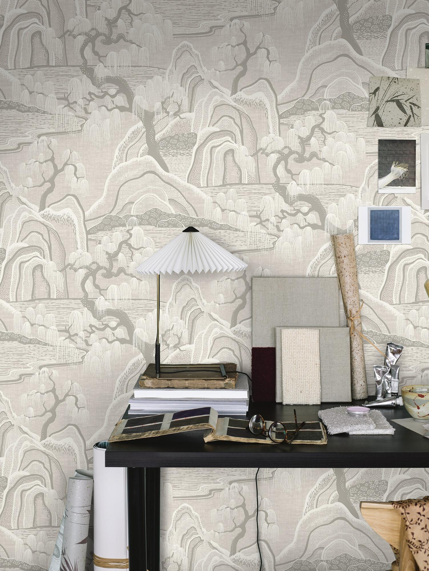 Indigo Garden tapet från Boråstapeter med naturochlandskap mönster i grå. Från kollektionen Eastern Simplicity. Nonwoven-material med förskjuten passning. Passar i vardagsrum, hall och arbetsrum.