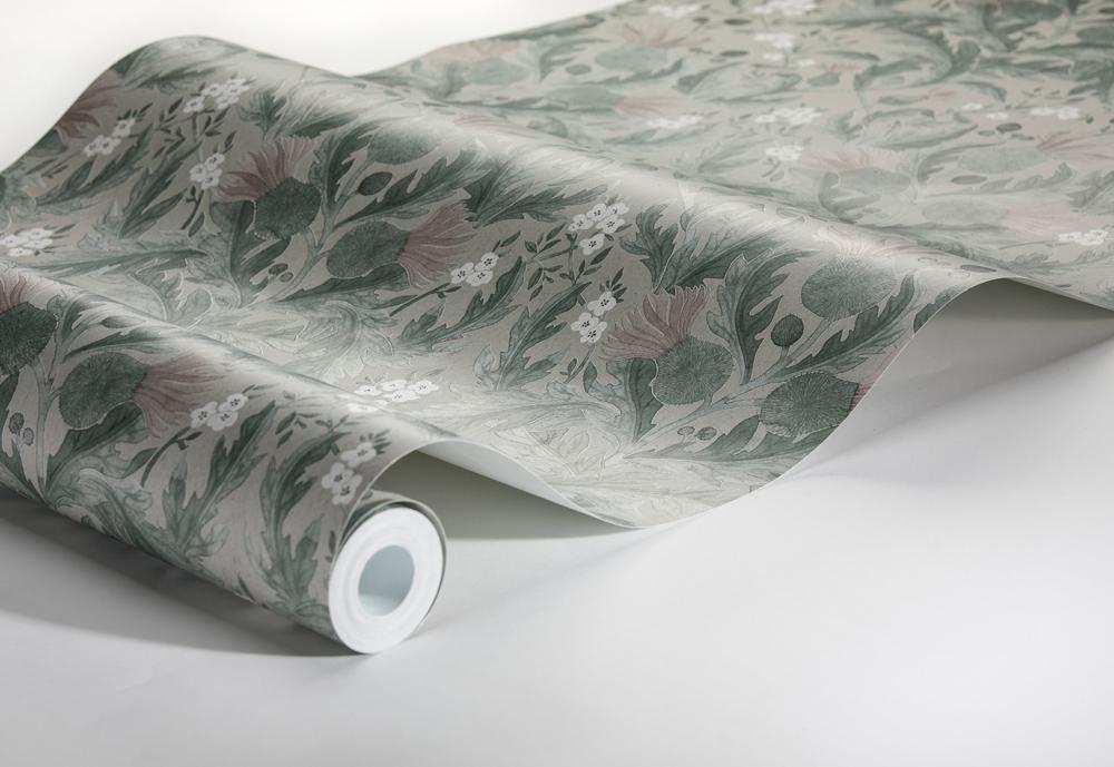 Thistle, grön tapet från Boråstapeter med blommigt mönster i grå och grön. Från kollektionen In Bloom. Nonwoven-material med rak passning. Country, city-stil. Passar i vardagsrum, sovrum och hall.