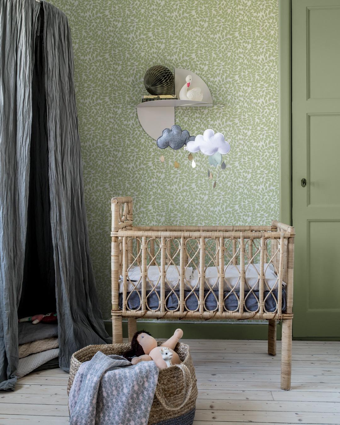 Lindlöv tapet med botaniskt mönster i grå. Från kollektionen Fågelsång. Nonwoven-material med rak passning.