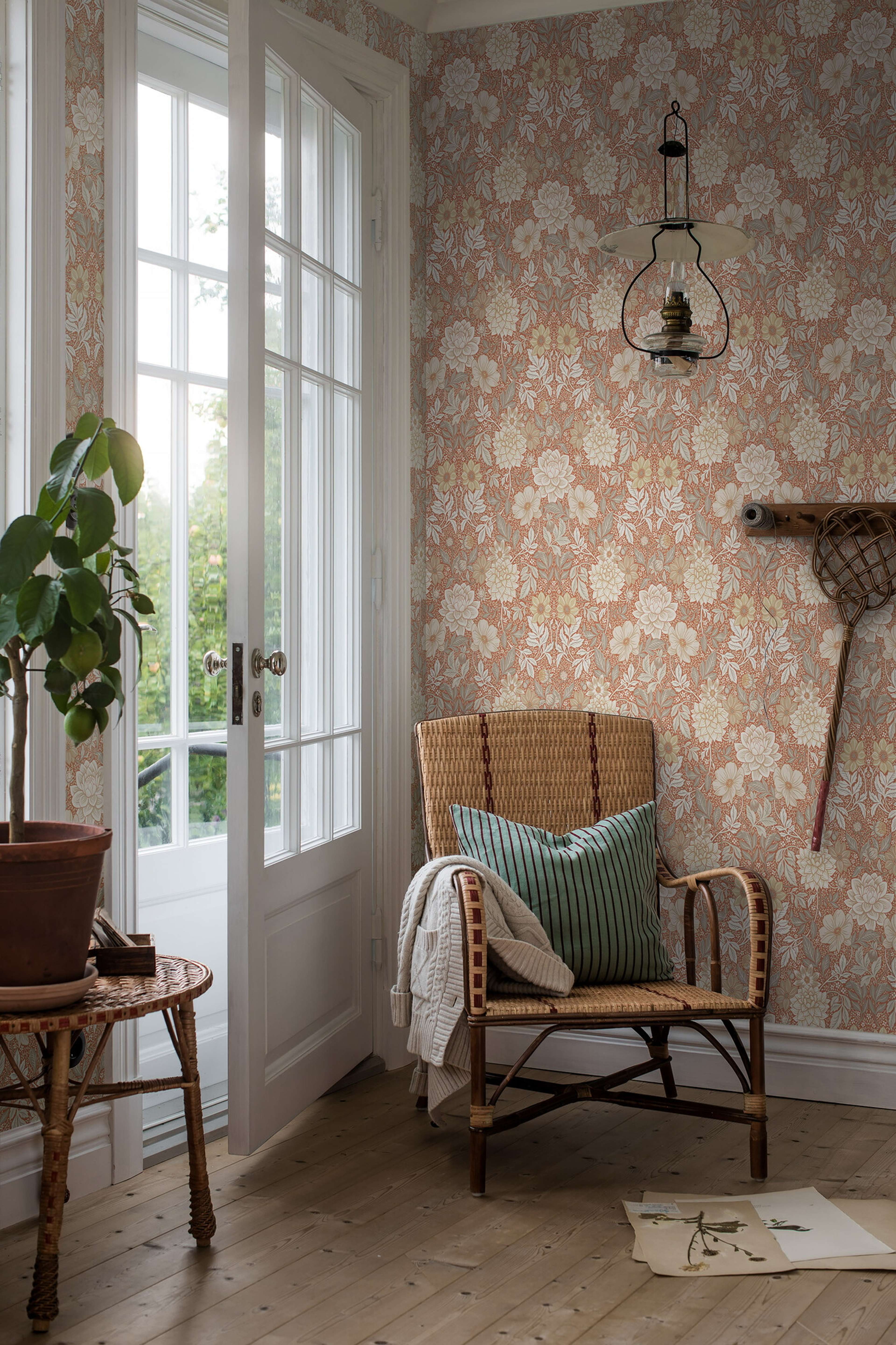 Dahlia Garden, röd tapet med blommigt mönster i röd. Från kollektionen Falsterbo III. Nonwoven-material med rak passning.​​​​‌﻿‍﻿​‍​‍‌‍﻿﻿‌﻿​‍‌‍‍‌‌‍‌﻿‌‍‍‌‌‍﻿‍​‍​‍​﻿‍‍​‍​‍‌﻿​﻿‌‍​‌‌‍﻿‍‌‍‍‌‌﻿‌​‌﻿‍‌​‍﻿‍‌‍‍‌‌‍﻿﻿​‍​‍​‍﻿​​‍​‍‌‍‍​‌﻿​‍‌‍‌‌‌‍‌‍​‍​‍​﻿‍‍​‍​‍‌‍‍​‌﻿‌​‌﻿‌​‌﻿​​‌﻿​﻿​﻿‍‍​‍﻿﻿​‍﻿﻿‌﻿‌﻿‌﻿‌﻿‌﻿‌﻿​‍﻿‍‌‍​﻿‌‍﻿﻿‌‍﻿​‌‍﻿﻿‌﻿​‍‌‍​‌‌‍﻿‌‌‍​‌​‍﻿‍‌﻿​﻿‌‍‌‌​‍﻿﻿‌﻿​﻿‌﻿‌​‌﻿‌‌‌‍‌​‌‍‍‌‌‍﻿﻿​‍﻿﻿‌‍‍‌‌‍﻿‍‌﻿‌​‌‍‌‌‌‍﻿‍‌﻿‌​​‍﻿﻿‌‍‌‌‌‍‌​‌‍‍‌‌﻿‌​​‍﻿﻿‌‍﻿‌‌‍﻿﻿‌‍‌​‌‍‌‌​﻿﻿‌‌﻿​​‌﻿​‍‌‍‌‌‌﻿​﻿‌‍‌‌‌‍﻿‍‌﻿‌​‌‍​‌‌﻿‌​‌‍‍‌‌‍﻿﻿‌‍﻿‍​﻿‍﻿‌‍‍‌‌‍‌​​﻿﻿‌‌‍‍‌‌‍﻿‌‌‍​‌‌‍‌﻿‌‍‌‌​‍﻿‌​﻿‌​‌‍​‍‌‍‌‍‌‍​‍​﻿‍​‌‍‌‍‌‍‌​​﻿‍‌‌‍​‌​﻿​‌‌‍​﻿‌‍​‍​﻿​‍​﻿‌‌‌‍‌‍​﻿​﻿‌‍​‌​﻿‌‌​﻿‌‍​﻿‍‌​﻿​‍​﻿‌‌​﻿‌‍‌‍​﻿​﻿‌﻿‌‍‌‌​﻿‌​​﻿​​​﻿‍‌​﻿​‍‌‍​‌​﻿‌​​﻿‌​‌‍​﻿​﻿‌‍​﻿‌﻿​﻿‌‌​﻿‌​​﻿‍‌​﻿​‌​‍﻿‌​﻿​‌​﻿​﻿​﻿​﻿​﻿​﻿‌﻿‍​​﻿​‍​﻿​​​﻿​​​﻿​​​‍﻿‌‌‍‍‍‌﻿​​‌‍‌﻿​﻿‍﻿‌﻿‌​‌﻿‍‌‌﻿​​‌‍‌‌​﻿﻿‌‌﻿​﻿‌‍​‌‌‍﻿‍‌‍‍‌‌﻿‌​‌﻿‍‌​‍﻿‍‌‍‍‌‌‍﻿‌‌‍​‌‌‍‌﻿‌‍‌‌‌​​‌‌﻿​﻿‌﻿​﻿‌‍‌‌‌﻿‌​​﻿‍﻿‌﻿​​‌‍​‌‌﻿‌​‌‍‍​​﻿﻿‌‌‍​‌‌‍﻿​‌﻿‌​‌‌‌​‌‍‌‌‌﻿‍​‌﻿‌​​﻿﻿﻿‌‍​‍‌‍​‌‌﻿​﻿‌‍‌‌‌‌‌‌‌﻿​‍‌‍﻿​​﻿﻿‌‌‍‍​‌﻿‌​‌﻿‌​‌﻿​​‌﻿​﻿​‍‌‌​﻿​﻿‌​​‌​‍‌‌​﻿​‍‌​‌‍​‍‌‌​﻿​‍‌​‌‍‌﻿‌﻿‌﻿‌﻿‌﻿‌﻿​‍﻿‍‌‍​﻿‌‍﻿﻿‌‍﻿​‌‍﻿﻿‌﻿​‍‌‍​‌‌‍﻿‌‌‍​‌​‍﻿‍‌﻿​﻿‌‍‌‌​‍‌‌​﻿​‍‌​‌‍‌﻿​﻿‌﻿‌​‌﻿‌‌‌‍‌​‌‍‍‌‌‍﻿﻿​‍‌‍‌‍‍‌‌‍‌​​﻿﻿‌‌‍‍‌‌‍﻿‌‌‍​‌‌‍‌﻿‌‍‌‌​‍﻿‌​﻿‌​‌‍​‍‌‍‌‍‌‍​‍​﻿‍​‌‍‌‍‌‍‌​​﻿‍‌‌‍​‌​﻿​‌‌‍​﻿‌‍​‍​﻿​‍​﻿‌‌‌‍‌‍​﻿​﻿‌‍​‌​﻿‌‌​﻿‌‍​﻿‍‌​﻿​‍​﻿‌‌​﻿‌‍‌‍​﻿​﻿‌﻿‌‍‌‌​﻿‌​​﻿​​​﻿‍‌​﻿​‍‌‍​‌​﻿‌​​﻿‌​‌‍​﻿​﻿‌‍​﻿‌﻿​﻿‌‌​﻿‌​​﻿‍‌​﻿​‌​‍﻿‌​﻿​‌​﻿​﻿​﻿​﻿​﻿​﻿‌﻿‍​​﻿​‍​﻿​​​﻿​​​﻿​​​‍﻿‌‌‍‍‍‌﻿​​‌‍‌﻿​‍‌‍‌﻿‌​‌﻿‍‌‌﻿​​‌‍‌‌​﻿﻿‌‌﻿​﻿‌‍​‌‌‍﻿‍‌‍‍‌‌﻿‌​‌﻿‍‌​‍﻿‍‌‍‍‌‌‍﻿‌‌‍​‌‌‍‌﻿‌‍‌‌‌​​‌‌﻿​﻿‌﻿​﻿‌‍‌‌‌﻿‌​​‍‌‍‌﻿​​‌‍​‌‌﻿‌​‌‍‍​​﻿﻿‌‌‍​‌‌‍﻿​‌﻿‌​‌‌‌​‌‍‌‌‌﻿‍​‌﻿‌​​‍‌‍‌﻿​​‌‍‌‌‌﻿​‍‌﻿​﻿‌﻿​​‌‍‌‌‌‍​﻿‌﻿‌​‌‍‍‌‌﻿‌‍‌‍‌‌​﻿﻿‌‌﻿​​‌﻿‌‌‌‍​‍‌‍﻿​‌‍‍‌‌﻿​﻿‌‍‍​‌‍‌‌‌‍‌​​‍​‍‌﻿﻿‌