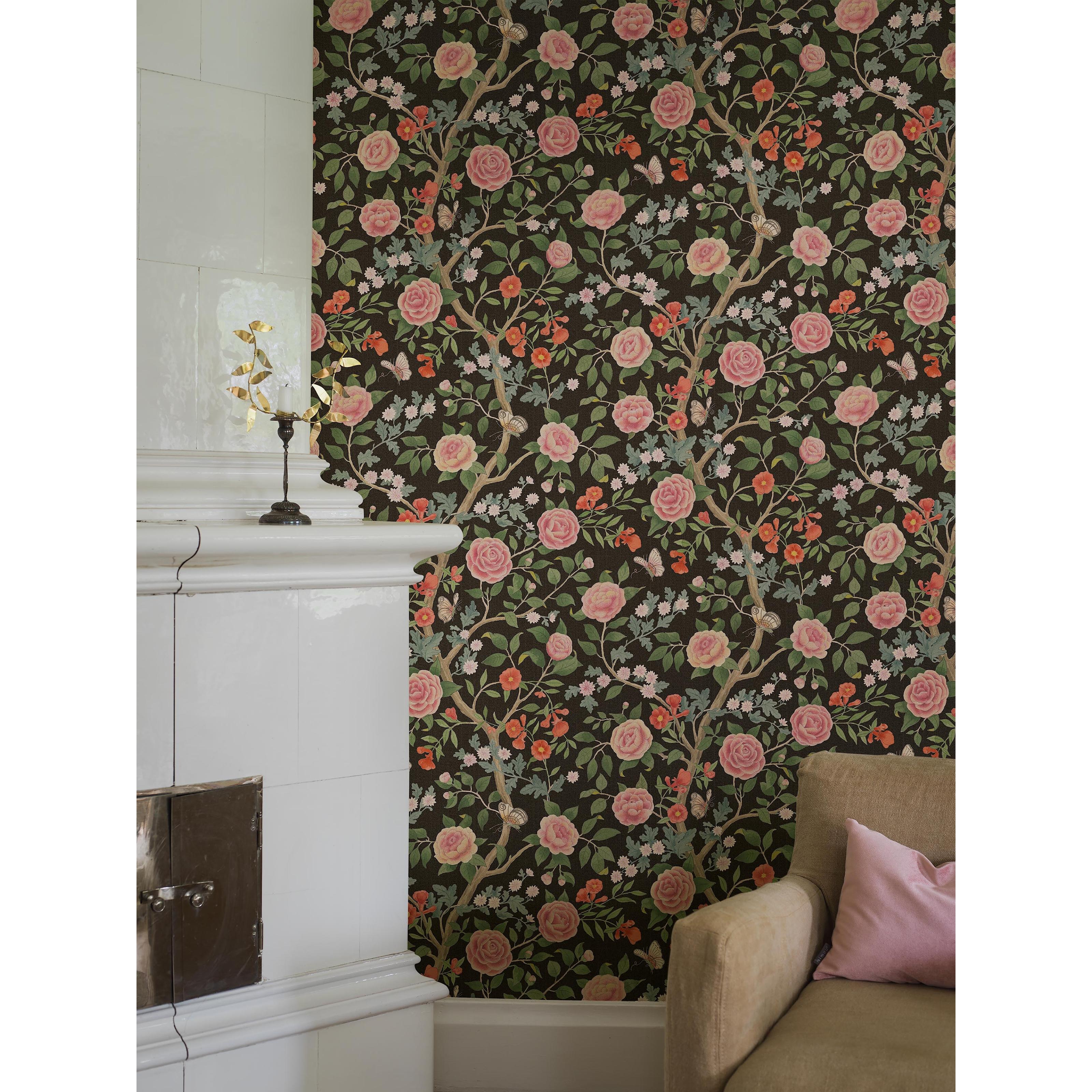 Kamelia Svart, tapet tapet med botaniskt, blommigt mönster i svart. Från kollektionen Orangeri. Nonwoven-material med förskjuten passning. Passar i vardagsrum.