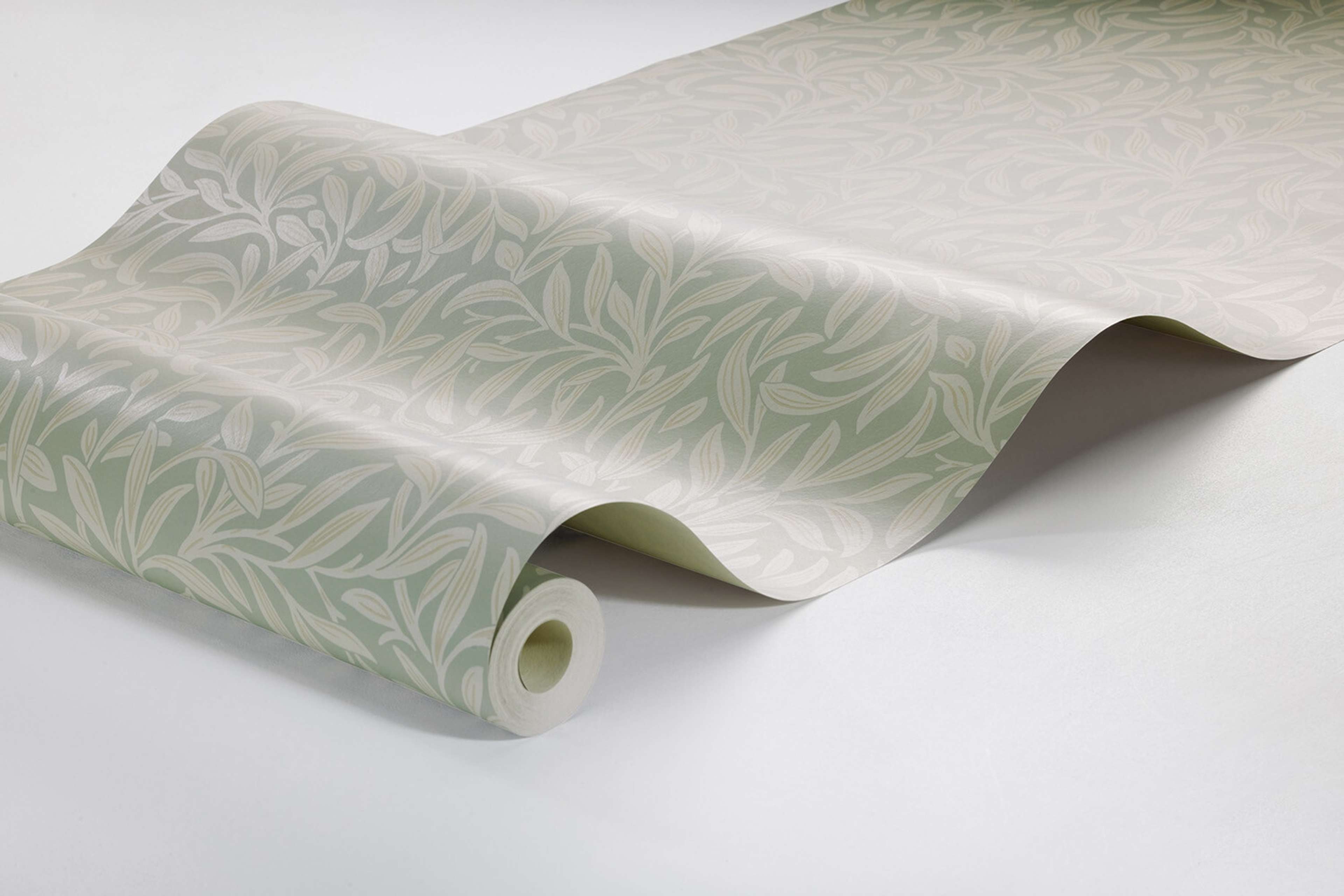 Vintergröna tapet med botaniskt mönster i grön. Från kollektionen New Heritage. Nonwoven-material med rak passning.