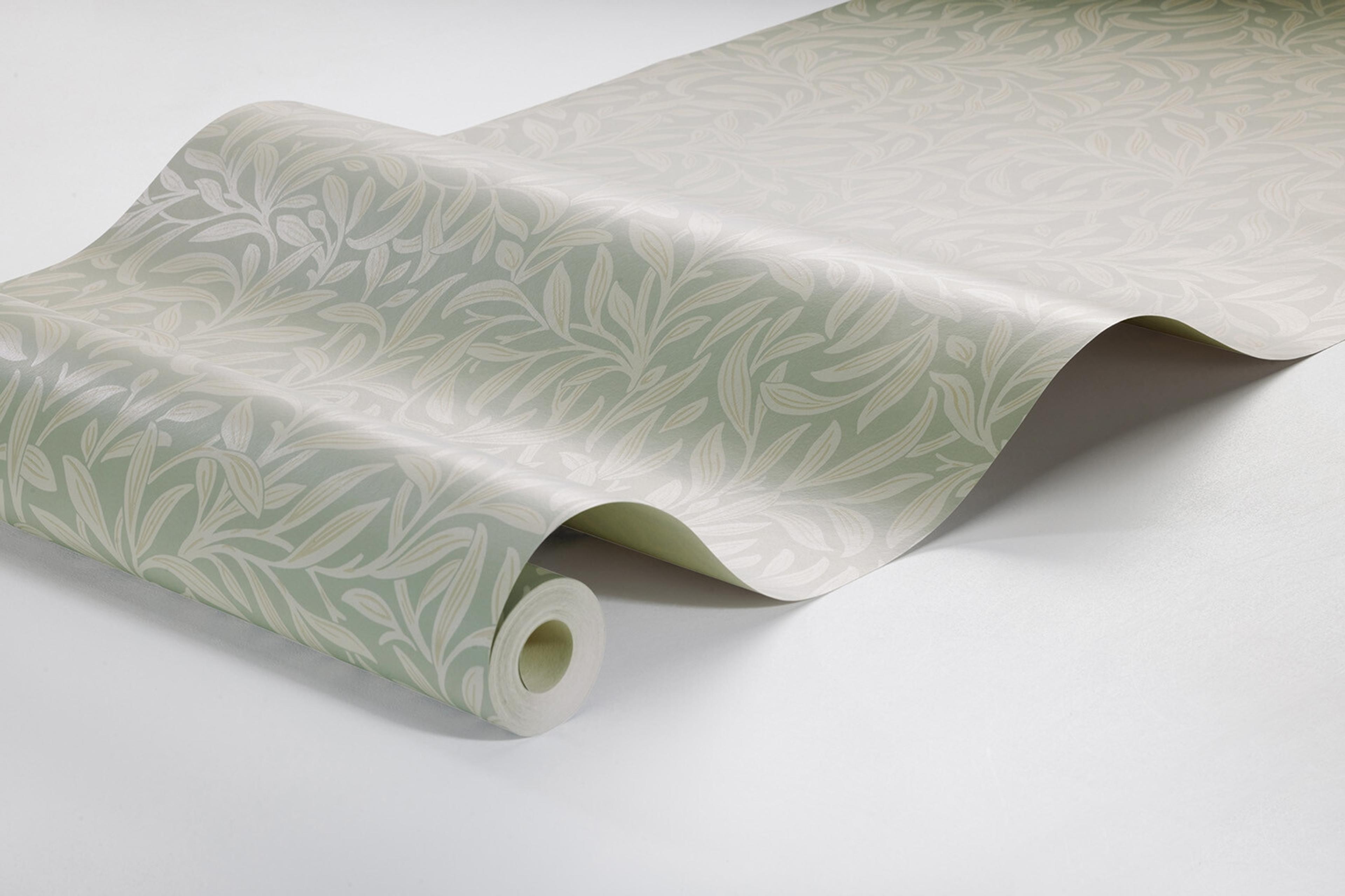 Vintergröna tapet med botaniskt mönster i grön. Från kollektionen New Heritage. Nonwoven-material med rak passning.