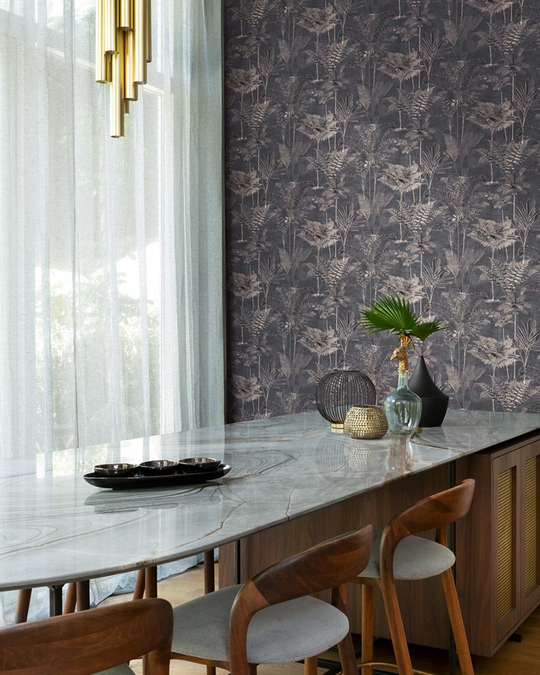 Serengeti 555165 tapet med botaniskt mönster i brun. Från kollektionen Serengeti. Nonwoven-material med förskjuten passning. Passar i vardagsrum och matsal.