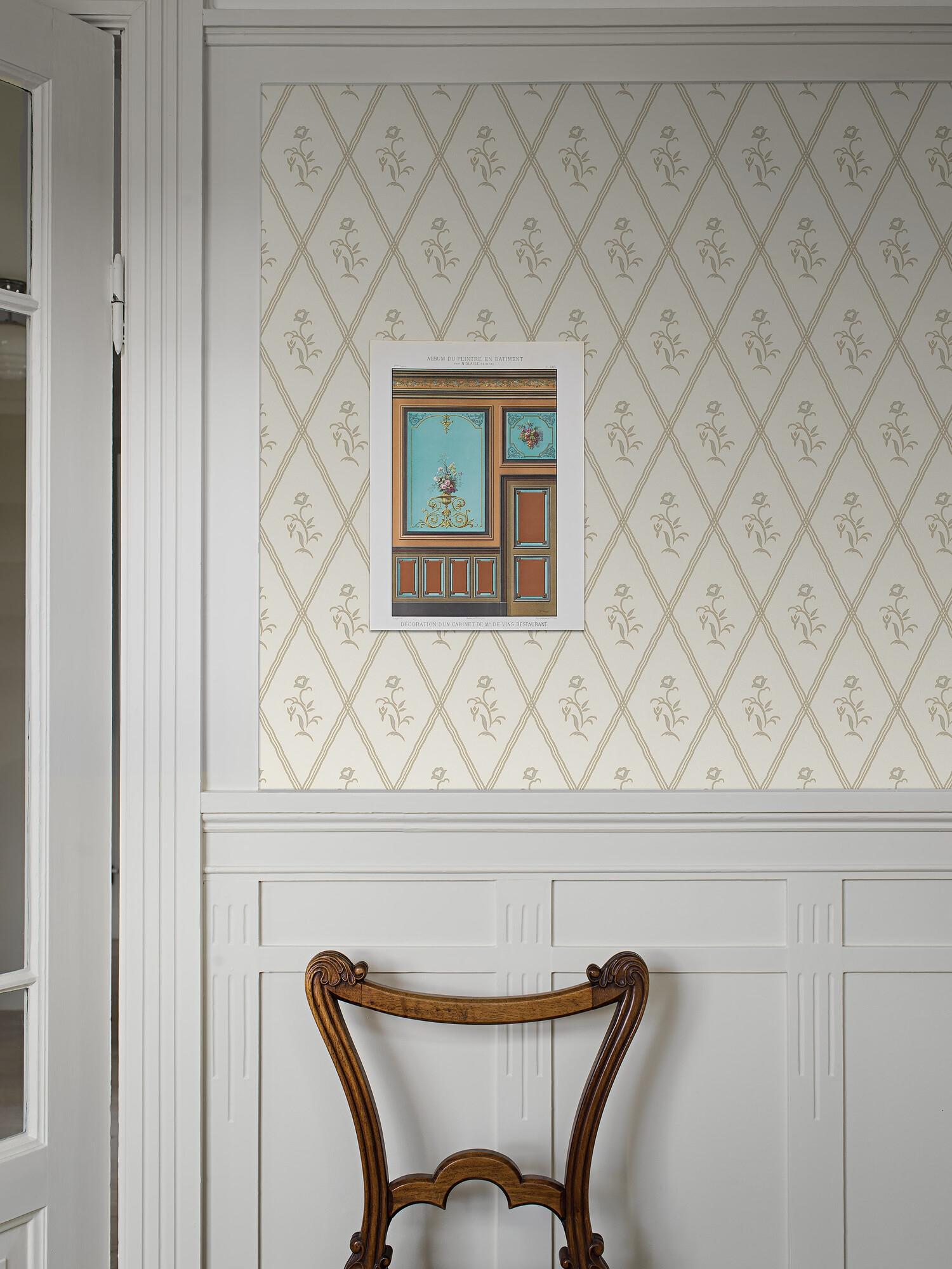 Signe cream tapet tapet med blommigt, trellis mönster i cream. Från kollektionen Swedish Grace. Nonwoven-material med rak passning. Passar i hall.