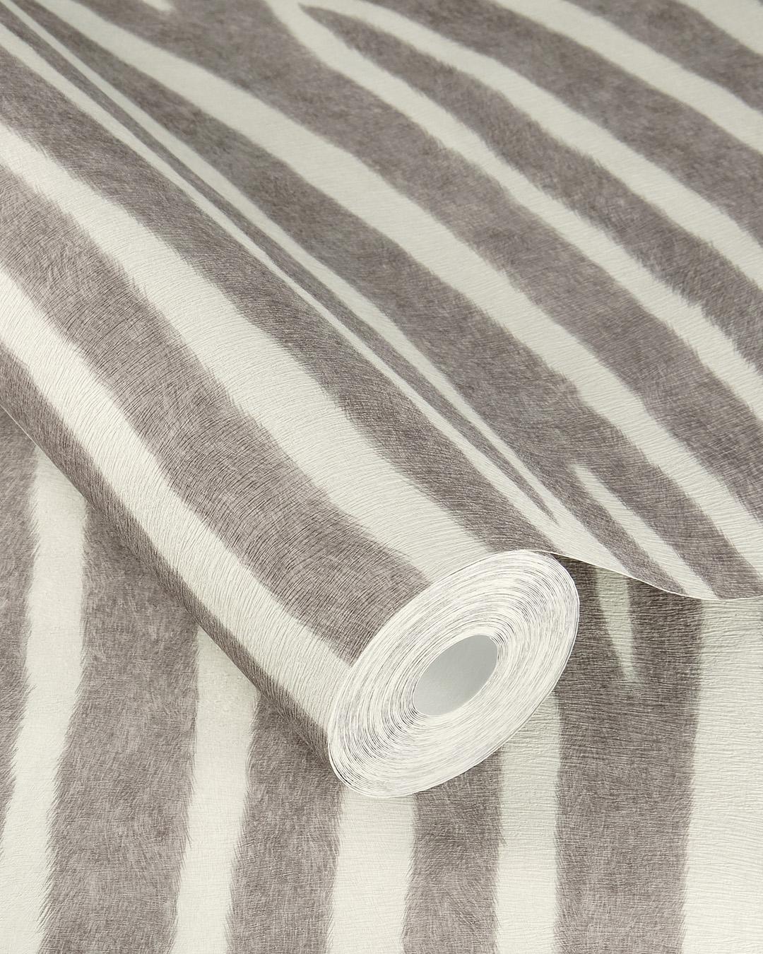 Serengeti 751734 tapet med djur mönster i vit och grå. Från kollektionen Serengeti. Nonwoven-material med förskjuten passning. Passar i vardagsrum och matsal.