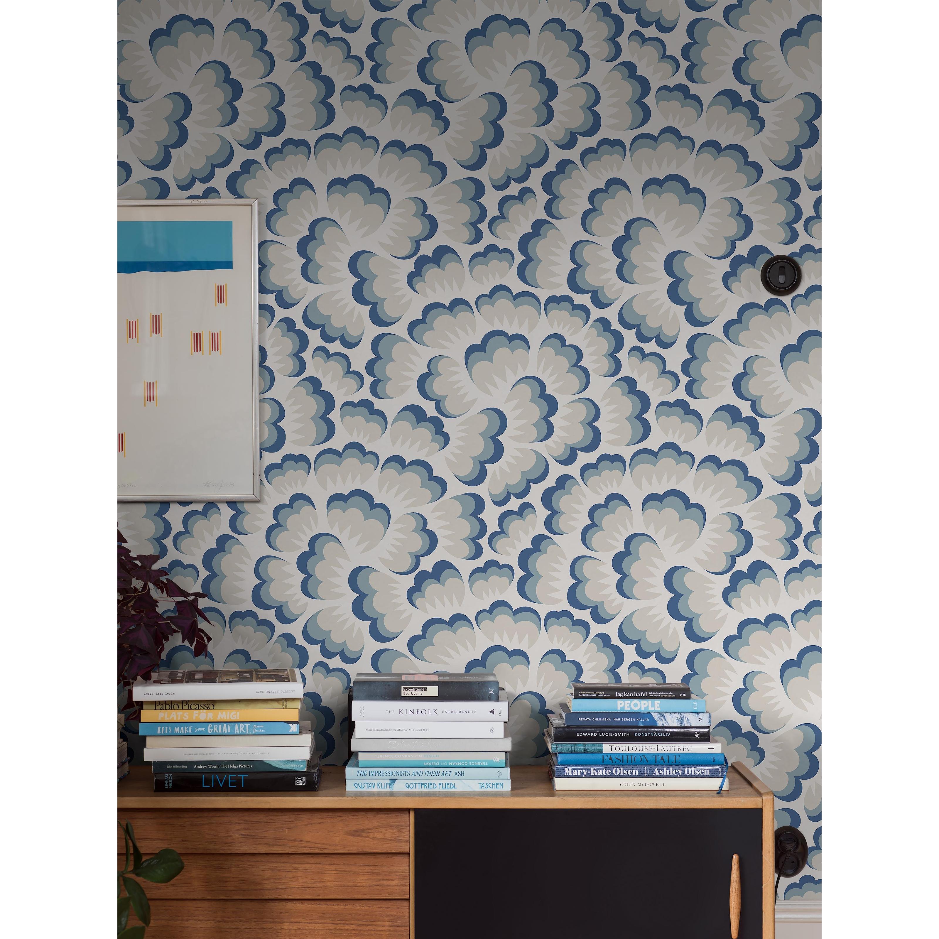 Hanna Werning Bom Bom vit, tapet tapet med blommigt, grafiskt mönster i vit och blå. Från kollektionen swedish designers. Nonwoven-material med rak passning.