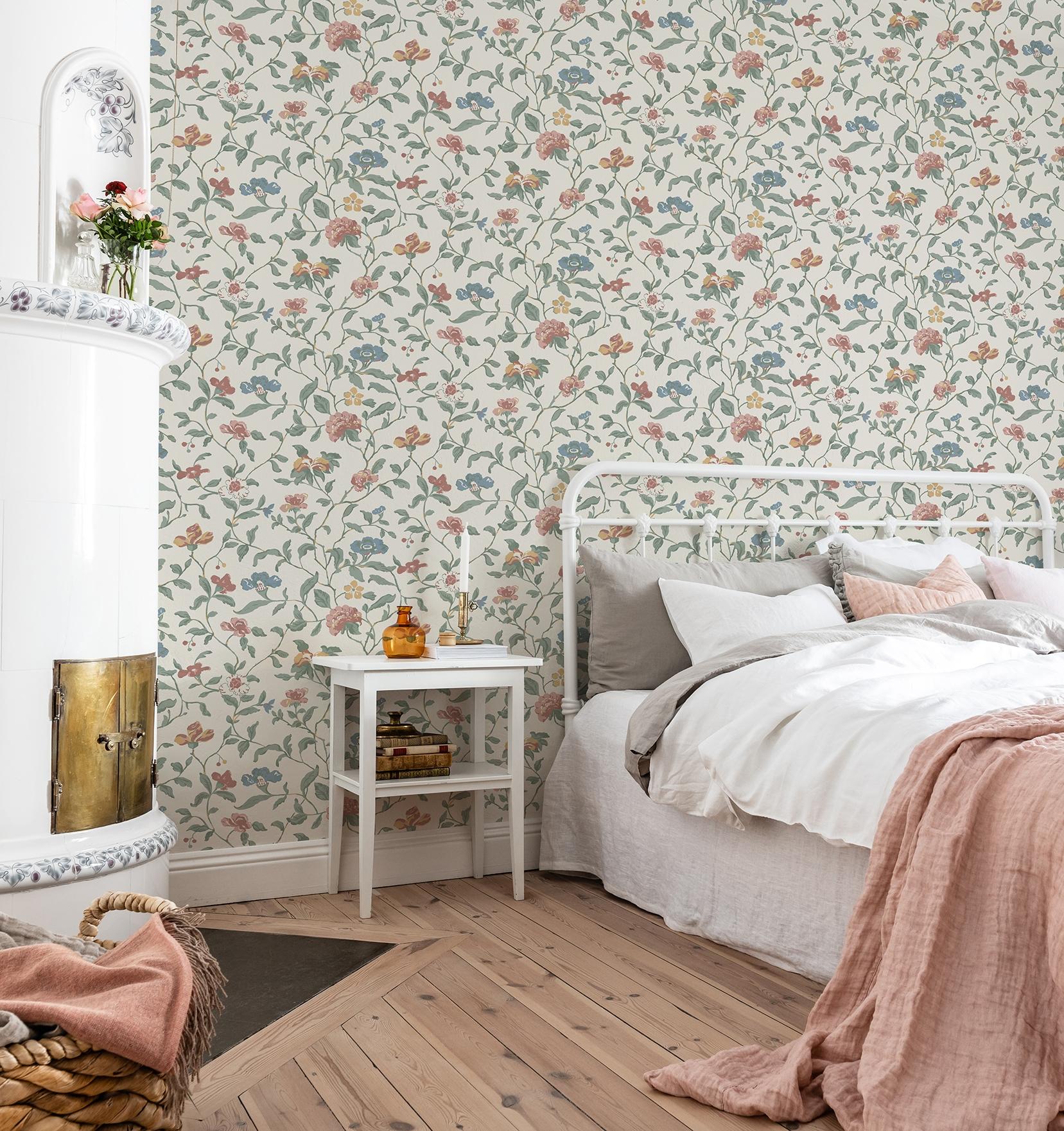 Svindersviken, Multi tapet från duro med blommigt mönster i vit. Från kollektionen Gammalsvenska QuickUp. Nonwoven-material med förskjuten passning.