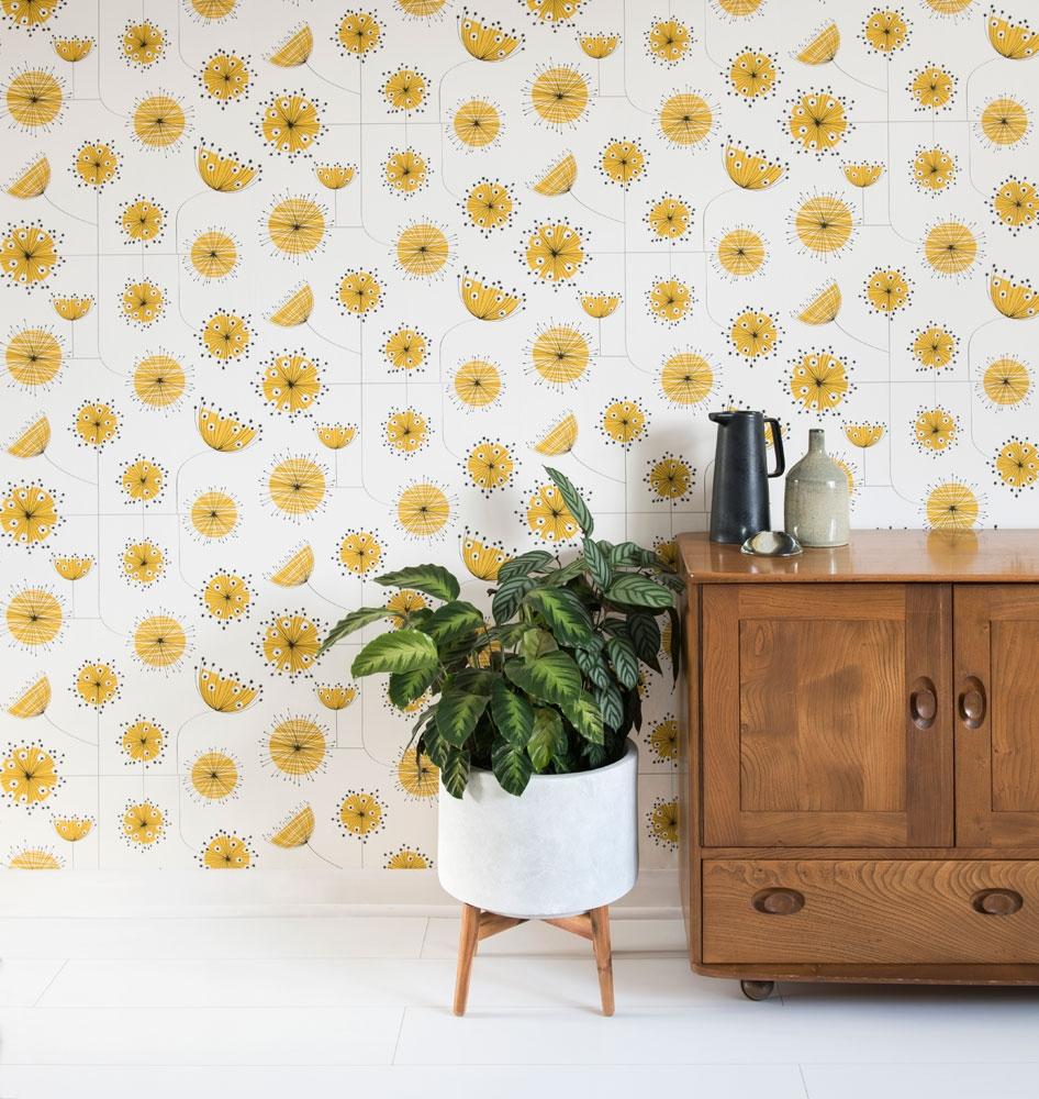 Dandelion Mobile Sunflowe Yellow tapet från Midbec med geometriskt, retro mönster i vit och gul. Från kollektionen Kinfolk. Nonwoven-material med förskjuten passning. Vintage, lek-stil.