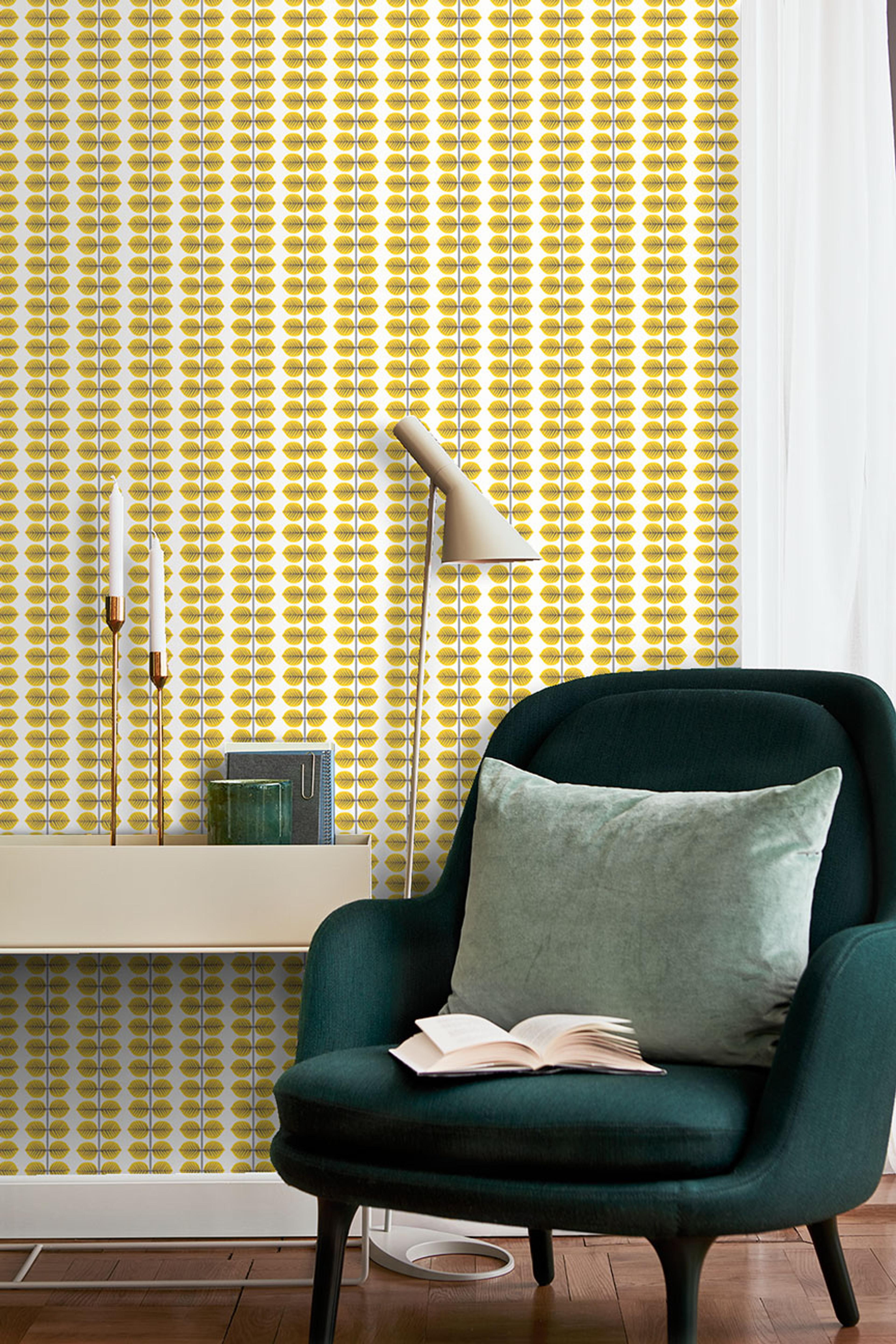 Berså, gul tapet från Boråstapeter med grafiskt, retro mönster i vit, svart och gul. Från kollektionen Scandinavian Designers II. Nonwoven-material med rak passning.