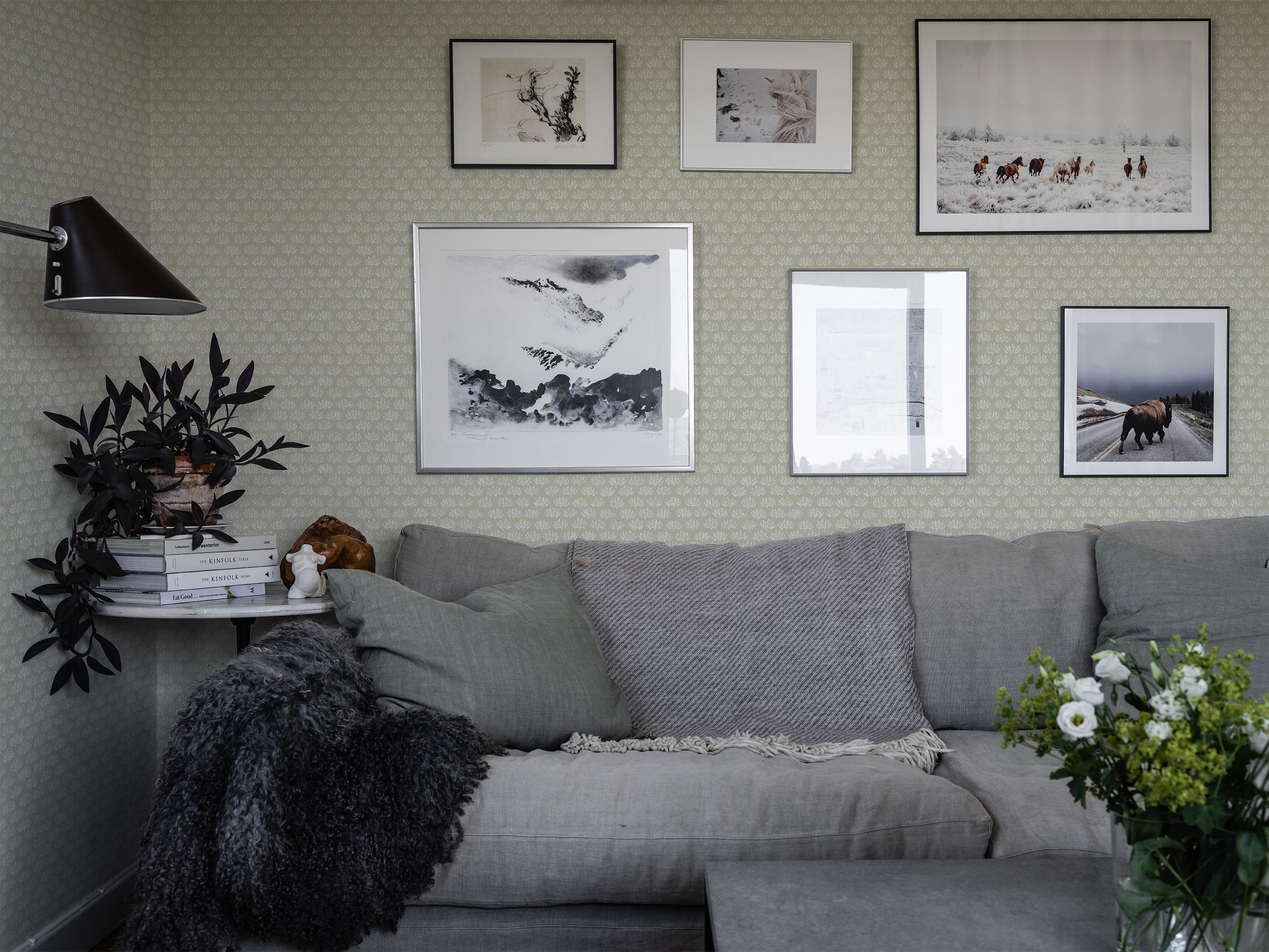 Majken beige tapet med botaniskt mönster i beige. Från kollektionen Gammalsvenska klassiker 1850–1950. Nonwoven-material med rak passning.