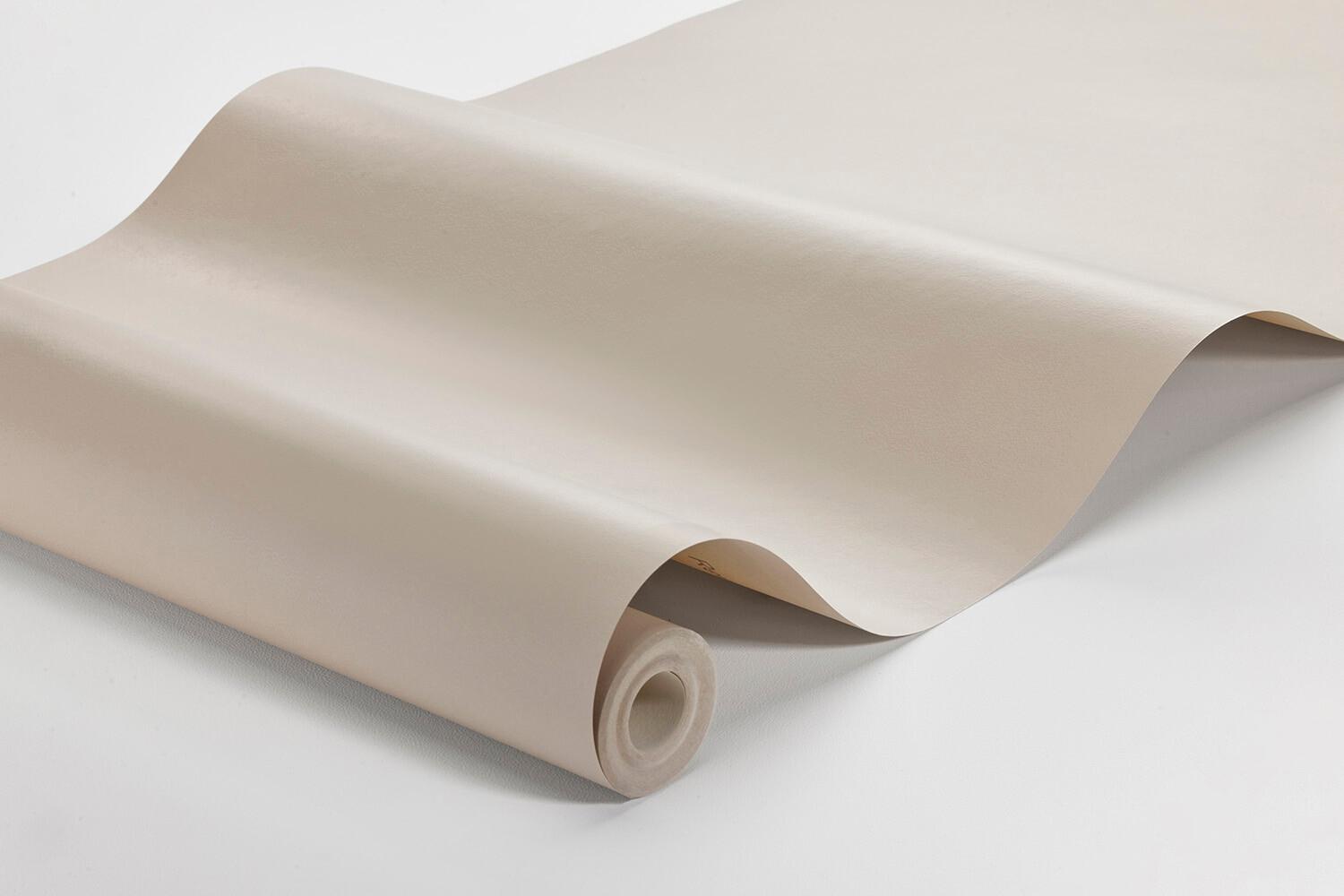 Almond tapet enfärgad i beige. Från kollektionen Pigment. Nonwoven-material.