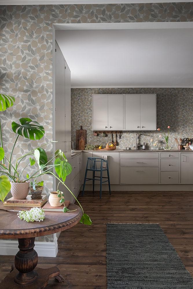 Lemona citroner, ljusgrå tapet med botaniskt mönster i grå. Från kollektionen Grönhaga. Nonwoven-material med förskjuten passning. Passar i barnrum.