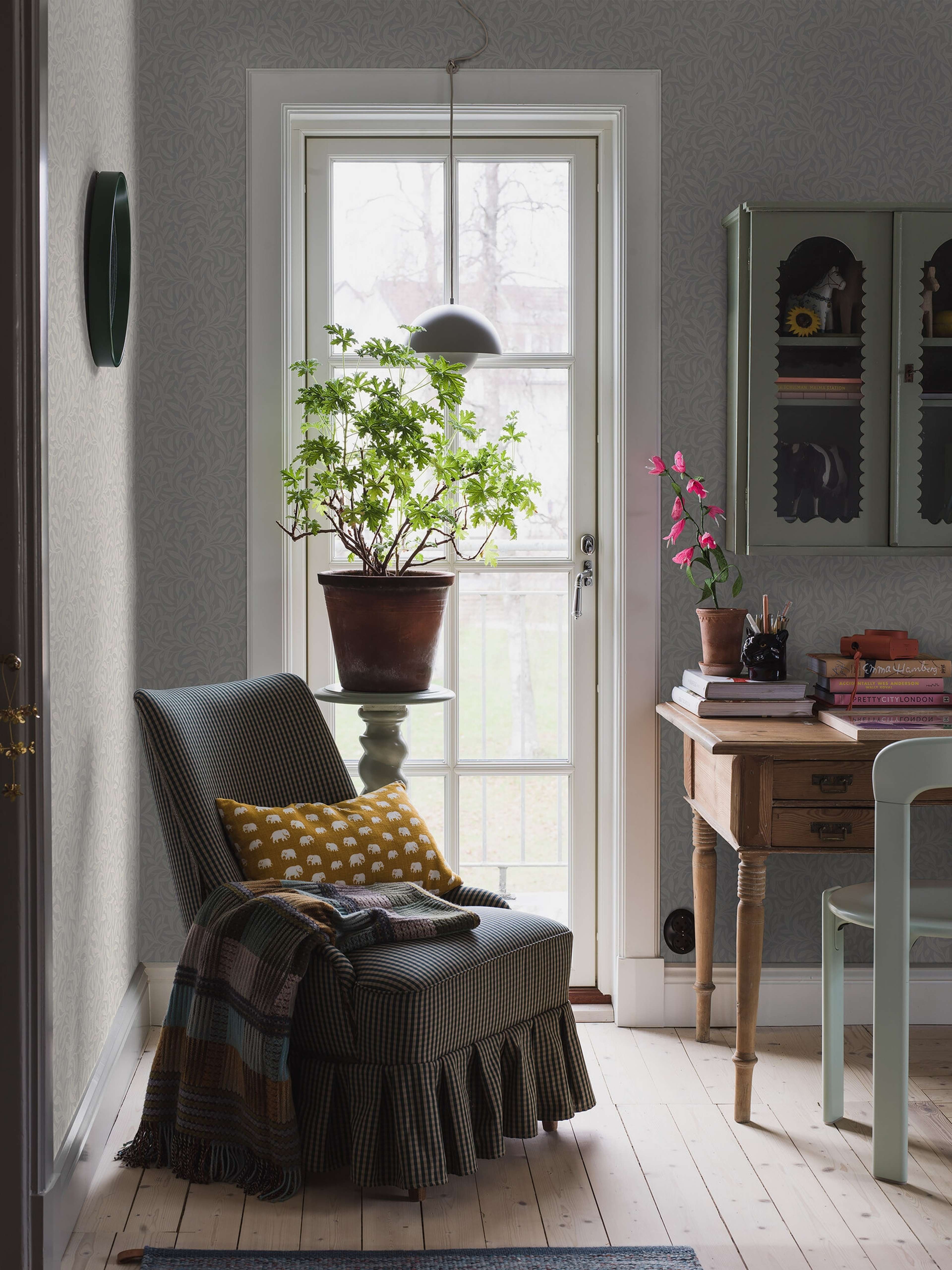 Vintergröna tapet med botaniskt mönster i grå. Från kollektionen New Heritage. Nonwoven-material med rak passning.​​​​‌﻿‍﻿​‍​‍‌‍﻿﻿‌﻿​‍‌‍‍‌‌‍‌﻿‌‍‍‌‌‍﻿‍​‍​‍​﻿‍‍​‍​‍‌﻿​﻿‌‍​‌‌‍﻿‍‌‍‍‌‌﻿‌​‌﻿‍‌​‍﻿‍‌‍‍‌‌‍﻿﻿​‍​‍​‍﻿​​‍​‍‌‍‍​‌﻿​‍‌‍‌‌‌‍‌‍​‍​‍​﻿‍‍​‍​‍‌‍‍​‌﻿‌​‌﻿‌​‌﻿​​‌﻿​﻿​﻿‍‍​‍﻿﻿​‍﻿﻿‌﻿‌﻿‌﻿‌﻿‌﻿‌﻿​‍﻿‍‌‍​﻿‌‍﻿﻿‌‍﻿​‌‍﻿﻿‌﻿​‍‌‍​‌‌‍﻿‌‌‍​‌​‍﻿‍‌﻿​﻿‌‍‌‌​‍﻿﻿‌﻿​﻿‌﻿‌​‌﻿‌‌‌‍‌​‌‍‍‌‌‍﻿﻿​‍﻿﻿‌‍‍‌‌‍﻿‍‌﻿‌​‌‍‌‌‌‍﻿‍‌﻿‌​​‍﻿﻿‌‍‌‌‌‍‌​‌‍‍‌‌﻿‌​​‍﻿﻿‌‍﻿‌‌‍﻿﻿‌‍‌​‌‍‌‌​﻿﻿‌‌﻿​​‌﻿​‍‌‍‌‌‌﻿​﻿‌‍‌‌‌‍﻿‍‌﻿‌​‌‍​‌‌﻿‌​‌‍‍‌‌‍﻿﻿‌‍﻿‍​﻿‍﻿‌‍‍‌‌‍‌​​﻿﻿‌‌‍‍‌‌‍﻿‌‌‍​‌‌‍‌﻿‌‍‌‌​‍﻿‌​﻿‌‌​﻿​‍​﻿​‌‌‍​﻿​﻿‌​​﻿‌‍​﻿​​​﻿​‍‌‍​‍​﻿‍​​﻿‌‍​﻿‌﻿​﻿‌﻿​﻿‍‌‌‍‌‍​﻿​​​﻿‌‌‌‍‌‌​﻿‌﻿​﻿‌​​﻿​﻿‌‍‌‌​﻿​‌‌‍​﻿​﻿‌‌​﻿​‌​﻿‌‌​﻿​‌‌‍‌​​﻿​‌‌‍‌‍​﻿‌﻿​﻿​﻿‌‍​﻿‌‍​‌​﻿‌​​﻿‌‌​﻿‌‍​﻿‍​‌‍‌‌​‍﻿‌​﻿​‌​﻿‌‌​﻿​​​﻿​​‌﻿‍​​﻿​‍​﻿​​​﻿​​​﻿​​​‍﻿‌‌‍‍‍‌﻿​​‌‍‌﻿​﻿‍﻿‌﻿‌​‌﻿‍‌‌﻿​​‌‍‌‌​﻿﻿‌‌﻿​﻿‌‍​‌‌‍﻿‍‌‍‍‌‌﻿‌​‌﻿‍‌​‍﻿‍‌‍‍‌‌‍﻿‌‌‍​‌‌‍‌﻿‌‍‌‌‌​​‌‌﻿​﻿‌﻿​﻿‌‍‌‌‌﻿‌​​﻿‍﻿‌﻿​​‌‍​‌‌﻿‌​‌‍‍​​﻿﻿‌‌‍​‌‌‍﻿​‌﻿‌​‌‌‌​‌‍‌‌‌﻿‍​‌﻿‌​​﻿﻿﻿‌‍​‍‌‍​‌‌﻿​﻿‌‍‌‌‌‌‌‌‌﻿​‍‌‍﻿​​﻿﻿‌‌‍‍​‌﻿‌​‌﻿‌​‌﻿​​‌﻿​﻿​‍‌‌​﻿​﻿‌​​‌​‍‌‌​﻿​‍‌​‌‍​‍‌‌​﻿​‍‌​‌‍‌﻿‌﻿‌﻿‌﻿‌﻿‌﻿​‍﻿‍‌‍​﻿‌‍﻿﻿‌‍﻿​‌‍﻿﻿‌﻿​‍‌‍​‌‌‍﻿‌‌‍​‌​‍﻿‍‌﻿​﻿‌‍‌‌​‍‌‌​﻿​‍‌​‌‍‌﻿​﻿‌﻿‌​‌﻿‌‌‌‍‌​‌‍‍‌‌‍﻿﻿​‍‌‍‌‍‍‌‌‍‌​​﻿﻿‌‌‍‍‌‌‍﻿‌‌‍​‌‌‍‌﻿‌‍‌‌​‍﻿‌​﻿‌‌​﻿​‍​﻿​‌‌‍​﻿​﻿‌​​﻿‌‍​﻿​​​﻿​‍‌‍​‍​﻿‍​​﻿‌‍​﻿‌﻿​﻿‌﻿​﻿‍‌‌‍‌‍​﻿​​​﻿‌‌‌‍‌‌​﻿‌﻿​﻿‌​​﻿​﻿‌‍‌‌​﻿​‌‌‍​﻿​﻿‌‌​﻿​‌​﻿‌‌​﻿​‌‌‍‌​​﻿​‌‌‍‌‍​﻿‌﻿​﻿​﻿‌‍​﻿‌‍​‌​﻿‌​​﻿‌‌​﻿‌‍​﻿‍​‌‍‌‌​‍﻿‌​﻿​‌​﻿‌‌​﻿​​​﻿​​‌﻿‍​​﻿​‍​﻿​​​﻿​​​﻿​​​‍﻿‌‌‍‍‍‌﻿​​‌‍‌﻿​‍‌‍‌﻿‌​‌﻿‍‌‌﻿​​‌‍‌‌​﻿﻿‌‌﻿​﻿‌‍​‌‌‍﻿‍‌‍‍‌‌﻿‌​‌﻿‍‌​‍﻿‍‌‍‍‌‌‍﻿‌‌‍​‌‌‍‌﻿‌‍‌‌‌​​‌‌﻿​﻿‌﻿​﻿‌‍‌‌‌﻿‌​​‍‌‍‌﻿​​‌‍​‌‌﻿‌​‌‍‍​​﻿﻿‌‌‍​‌‌‍﻿​‌﻿‌​‌‌‌​‌‍‌‌‌﻿‍​‌﻿‌​​‍‌‍‌﻿​​‌‍‌‌‌﻿​‍‌﻿​﻿‌﻿​​‌‍‌‌‌‍​﻿‌﻿‌​‌‍‍‌‌﻿‌‍‌‍‌‌​﻿﻿‌‌﻿​​‌﻿‌‌‌‍​‍‌‍﻿​‌‍‍‌‌﻿​﻿‌‍‍​‌‍‌‌‌‍‌​​‍​‍‌﻿﻿‌