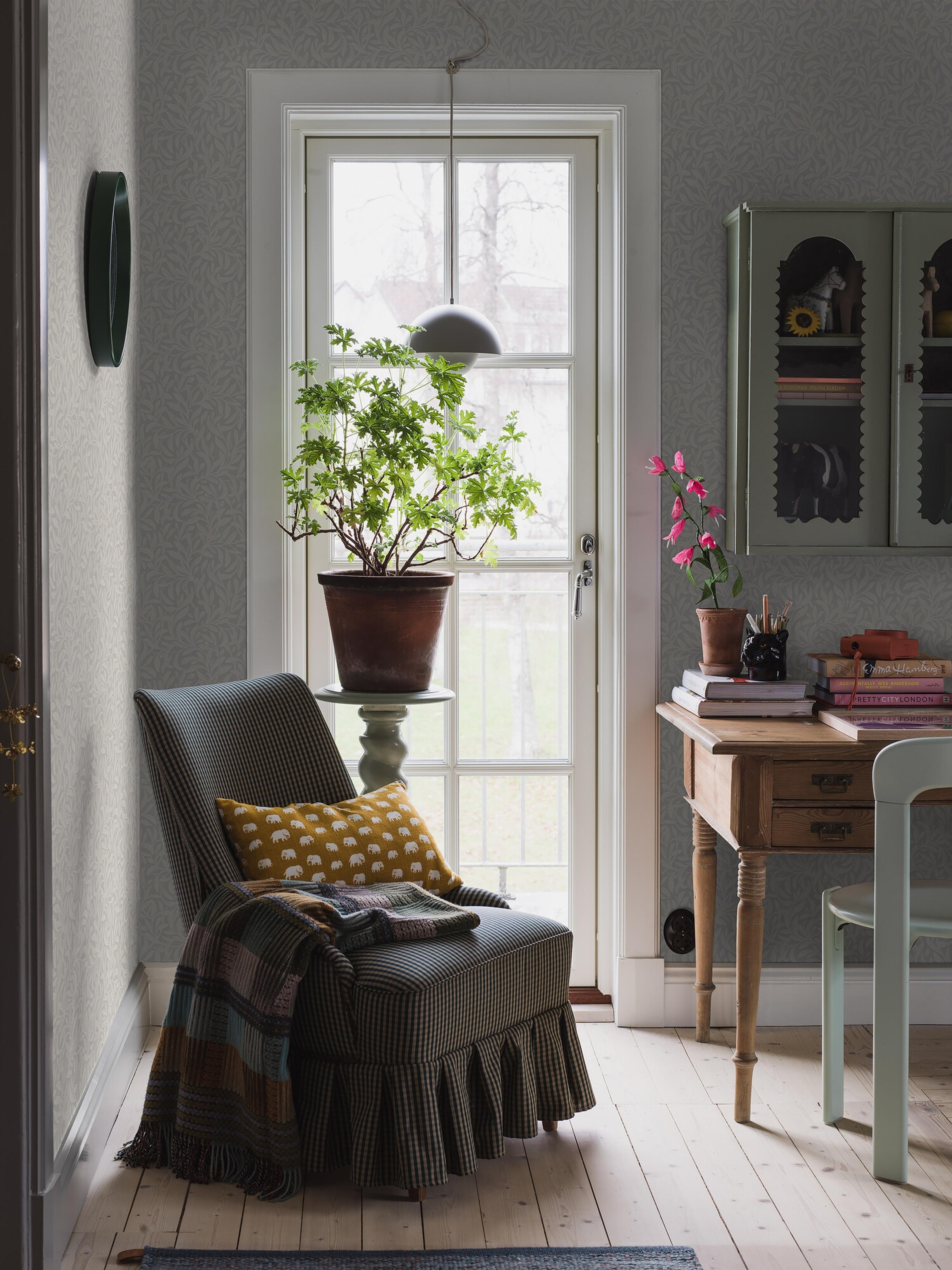 Vintergröna tapet med botaniskt mönster i grå. Från kollektionen New Heritage. Nonwoven-material med rak passning.​​​​‌﻿‍﻿​‍​‍‌‍﻿﻿‌﻿​‍‌‍‍‌‌‍‌﻿‌‍‍‌‌‍﻿‍​‍​‍​﻿‍‍​‍​‍‌﻿​﻿‌‍​‌‌‍﻿‍‌‍‍‌‌﻿‌​‌﻿‍‌​‍﻿‍‌‍‍‌‌‍﻿﻿​‍​‍​‍﻿​​‍​‍‌‍‍​‌﻿​‍‌‍‌‌‌‍‌‍​‍​‍​﻿‍‍​‍​‍‌‍‍​‌﻿‌​‌﻿‌​‌﻿​​‌﻿​﻿​﻿‍‍​‍﻿﻿​‍﻿﻿‌﻿‌﻿‌﻿‌﻿‌﻿‌﻿​‍﻿‍‌‍​﻿‌‍﻿﻿‌‍﻿​‌‍﻿﻿‌﻿​‍‌‍​‌‌‍﻿‌‌‍​‌​‍﻿‍‌﻿​﻿‌‍‌‌​‍﻿﻿‌﻿​﻿‌﻿‌​‌﻿‌‌‌‍‌​‌‍‍‌‌‍﻿﻿​‍﻿﻿‌‍‍‌‌‍﻿‍‌﻿‌​‌‍‌‌‌‍﻿‍‌﻿‌​​‍﻿﻿‌‍‌‌‌‍‌​‌‍‍‌‌﻿‌​​‍﻿﻿‌‍﻿‌‌‍﻿﻿‌‍‌​‌‍‌‌​﻿﻿‌‌﻿​​‌﻿​‍‌‍‌‌‌﻿​﻿‌‍‌‌‌‍﻿‍‌﻿‌​‌‍​‌‌﻿‌​‌‍‍‌‌‍﻿﻿‌‍﻿‍​﻿‍﻿‌‍‍‌‌‍‌​​﻿﻿‌‌‍‍‌‌‍﻿‌‌‍​‌‌‍‌﻿‌‍‌‌​‍﻿‌​﻿‌‌​﻿​‍​﻿​‌‌‍​﻿​﻿‌​​﻿‌‍​﻿​​​﻿​‍‌‍​‍​﻿‍​​﻿‌‍​﻿‌﻿​﻿‌﻿​﻿‍‌‌‍‌‍​﻿​​​﻿‌‌‌‍‌‌​﻿‌﻿​﻿‌​​﻿​﻿‌‍‌‌​﻿​‌‌‍​﻿​﻿‌‌​﻿​‌​﻿‌‌​﻿​‌‌‍‌​​﻿​‌‌‍‌‍​﻿‌﻿​﻿​﻿‌‍​﻿‌‍​‌​﻿‌​​﻿‌‌​﻿‌‍​﻿‍​‌‍‌‌​‍﻿‌​﻿​‌​﻿‌‌​﻿​​​﻿​​‌﻿‍​​﻿​‍​﻿​​​﻿​​​﻿​​​‍﻿‌‌‍‍‍‌﻿​​‌‍‌﻿​﻿‍﻿‌﻿‌​‌﻿‍‌‌﻿​​‌‍‌‌​﻿﻿‌‌﻿​﻿‌‍​‌‌‍﻿‍‌‍‍‌‌﻿‌​‌﻿‍‌​‍﻿‍‌‍‍‌‌‍﻿‌‌‍​‌‌‍‌﻿‌‍‌‌‌​​‌‌﻿​﻿‌﻿​﻿‌‍‌‌‌﻿‌​​﻿‍﻿‌﻿​​‌‍​‌‌﻿‌​‌‍‍​​﻿﻿‌‌‍​‌‌‍﻿​‌﻿‌​‌‌‌​‌‍‌‌‌﻿‍​‌﻿‌​​﻿﻿﻿‌‍​‍‌‍​‌‌﻿​﻿‌‍‌‌‌‌‌‌‌﻿​‍‌‍﻿​​﻿﻿‌‌‍‍​‌﻿‌​‌﻿‌​‌﻿​​‌﻿​﻿​‍‌‌​﻿​﻿‌​​‌​‍‌‌​﻿​‍‌​‌‍​‍‌‌​﻿​‍‌​‌‍‌﻿‌﻿‌﻿‌﻿‌﻿‌﻿​‍﻿‍‌‍​﻿‌‍﻿﻿‌‍﻿​‌‍﻿﻿‌﻿​‍‌‍​‌‌‍﻿‌‌‍​‌​‍﻿‍‌﻿​﻿‌‍‌‌​‍‌‌​﻿​‍‌​‌‍‌﻿​﻿‌﻿‌​‌﻿‌‌‌‍‌​‌‍‍‌‌‍﻿﻿​‍‌‍‌‍‍‌‌‍‌​​﻿﻿‌‌‍‍‌‌‍﻿‌‌‍​‌‌‍‌﻿‌‍‌‌​‍﻿‌​﻿‌‌​﻿​‍​﻿​‌‌‍​﻿​﻿‌​​﻿‌‍​﻿​​​﻿​‍‌‍​‍​﻿‍​​﻿‌‍​﻿‌﻿​﻿‌﻿​﻿‍‌‌‍‌‍​﻿​​​﻿‌‌‌‍‌‌​﻿‌﻿​﻿‌​​﻿​﻿‌‍‌‌​﻿​‌‌‍​﻿​﻿‌‌​﻿​‌​﻿‌‌​﻿​‌‌‍‌​​﻿​‌‌‍‌‍​﻿‌﻿​﻿​﻿‌‍​﻿‌‍​‌​﻿‌​​﻿‌‌​﻿‌‍​﻿‍​‌‍‌‌​‍﻿‌​﻿​‌​﻿‌‌​﻿​​​﻿​​‌﻿‍​​﻿​‍​﻿​​​﻿​​​﻿​​​‍﻿‌‌‍‍‍‌﻿​​‌‍‌﻿​‍‌‍‌﻿‌​‌﻿‍‌‌﻿​​‌‍‌‌​﻿﻿‌‌﻿​﻿‌‍​‌‌‍﻿‍‌‍‍‌‌﻿‌​‌﻿‍‌​‍﻿‍‌‍‍‌‌‍﻿‌‌‍​‌‌‍‌﻿‌‍‌‌‌​​‌‌﻿​﻿‌﻿​﻿‌‍‌‌‌﻿‌​​‍‌‍‌﻿​​‌‍​‌‌﻿‌​‌‍‍​​﻿﻿‌‌‍​‌‌‍﻿​‌﻿‌​‌‌‌​‌‍‌‌‌﻿‍​‌﻿‌​​‍‌‍‌﻿​​‌‍‌‌‌﻿​‍‌﻿​﻿‌﻿​​‌‍‌‌‌‍​﻿‌﻿‌​‌‍‍‌‌﻿‌‍‌‍‌‌​﻿﻿‌‌﻿​​‌﻿‌‌‌‍​‍‌‍﻿​‌‍‍‌‌﻿​﻿‌‍‍​‌‍‌‌‌‍‌​​‍​‍‌﻿﻿‌