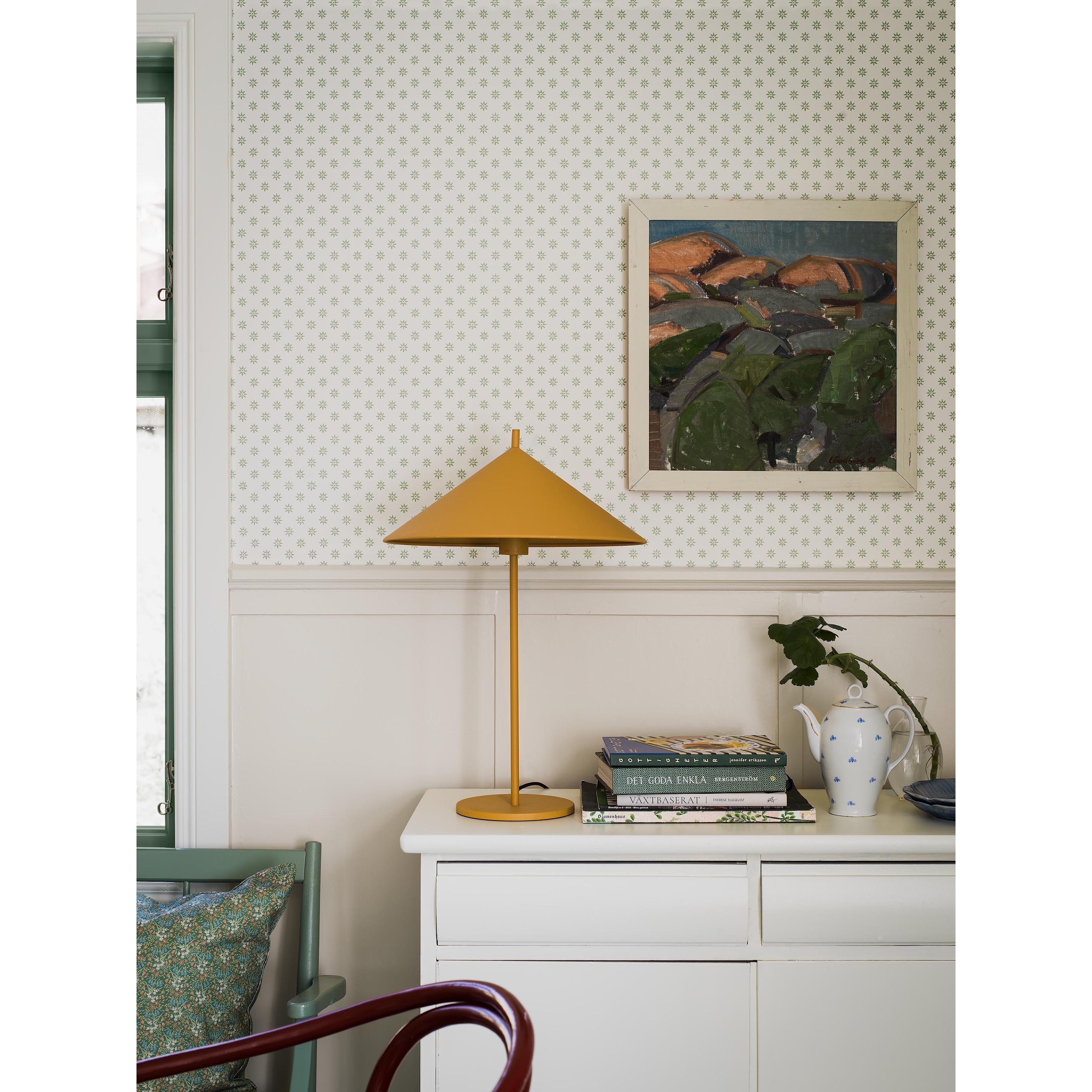 Skogsstjärna grön, tapet tapet med småmönstrat, blommigt mönster i grön. Från kollektionen Nordic Folk. Nonwoven-material med rak passning. Passar i kök.