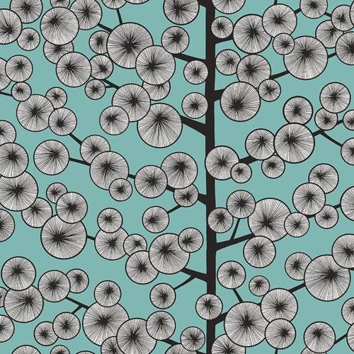 Cotton Tree Sky Blue tapet från Midbec med blommigt, retro mönster i turkos. Från kollektionen Kinfolk. Nonwoven-material med förskjuten passning. Lek-stil.