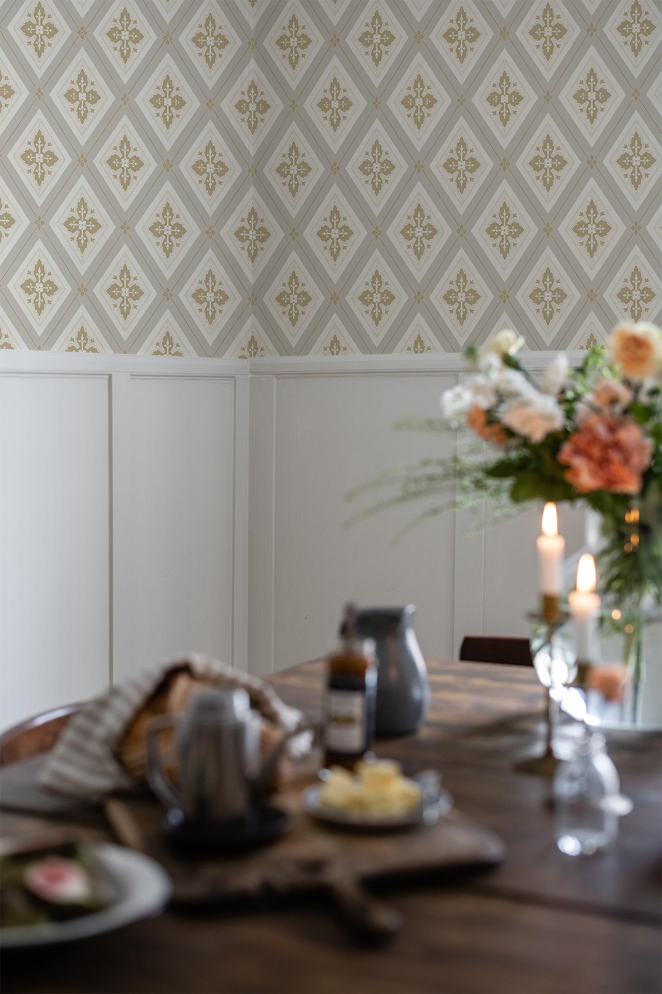 Astrid Gul tapet med medaljonger mönster i gul. Från kollektionen Flora. Nonwoven-material med rak passning.