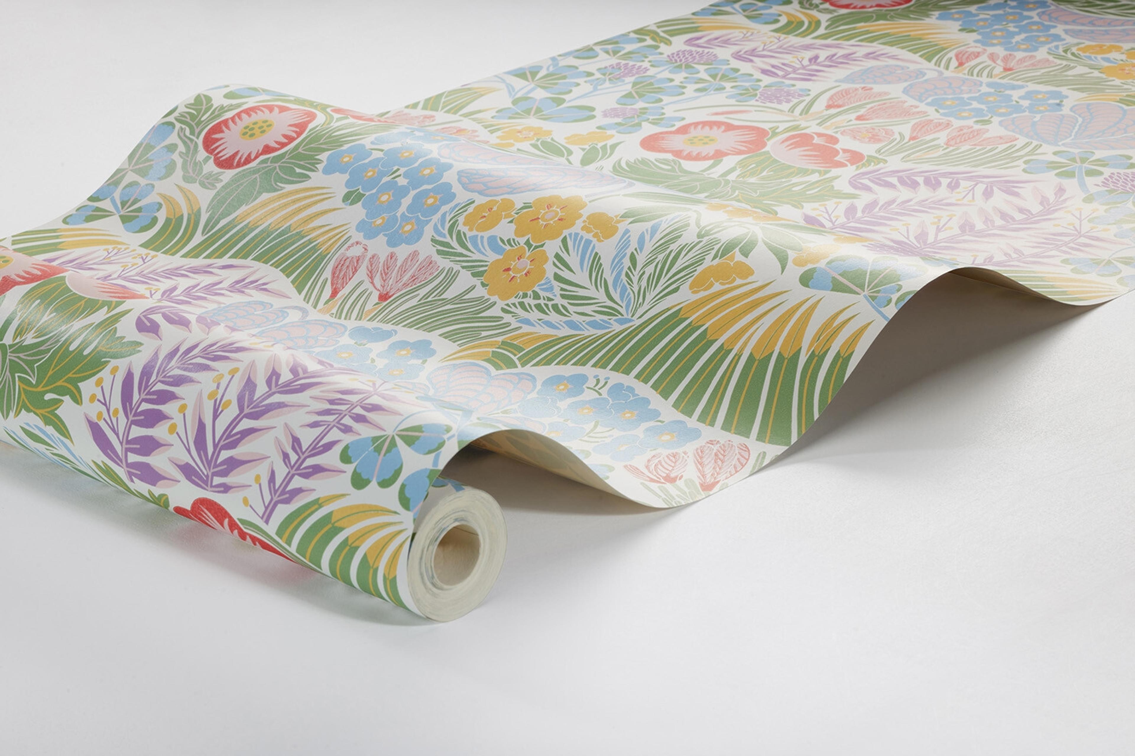Rabatt tapet med botaniskt, blommigt mönster i vit. Från kollektionen New Heritage. Nonwoven-material med förskjuten passning. Passar i vardagsrum, matsal och kök.