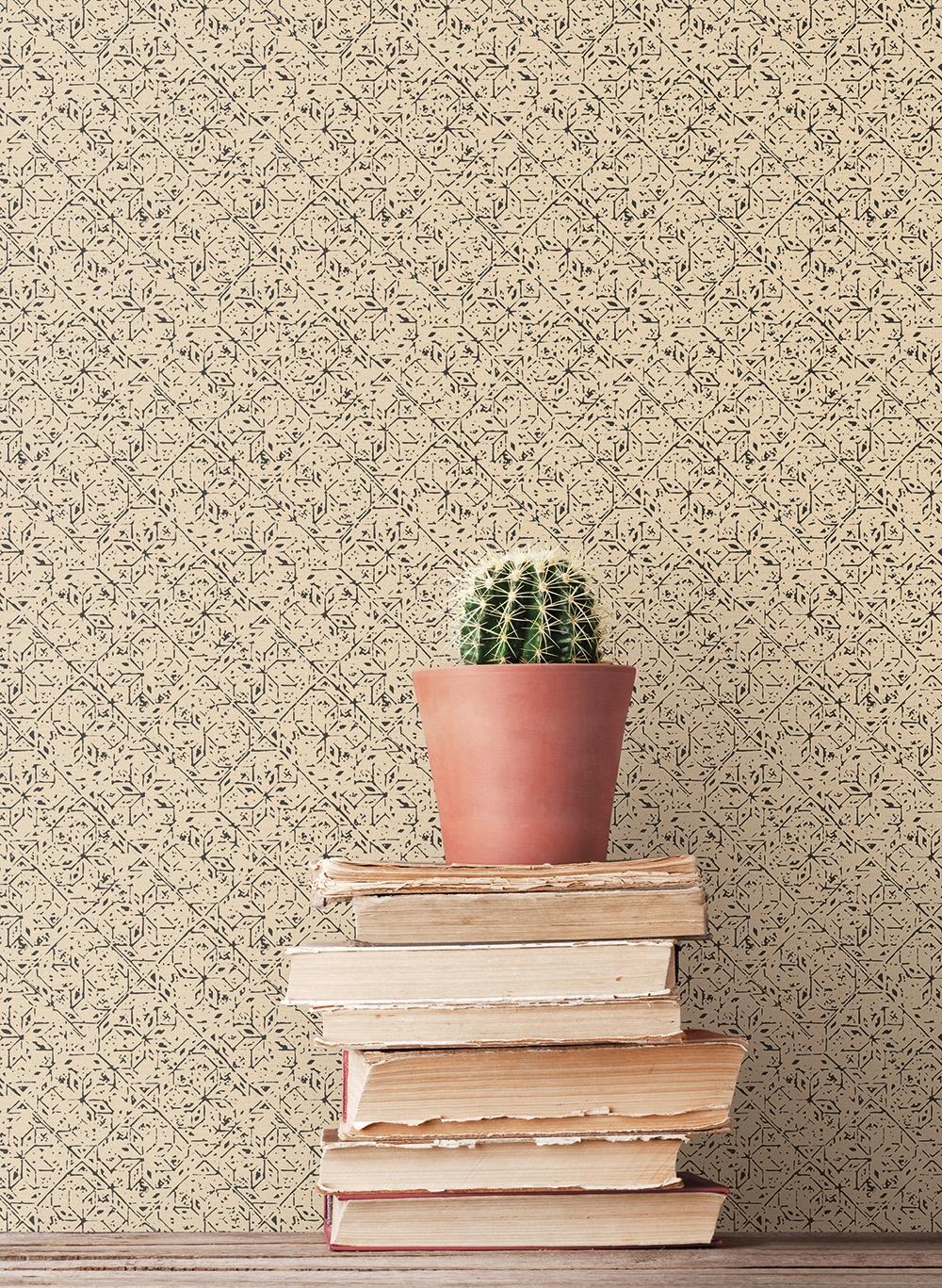 Tangier Tile tapet i beige tapet med grafiskt mönster i beige. Från kollektionen bazaar. Nonwoven-material med rak passning. Passar i vardagsrum och matsal.