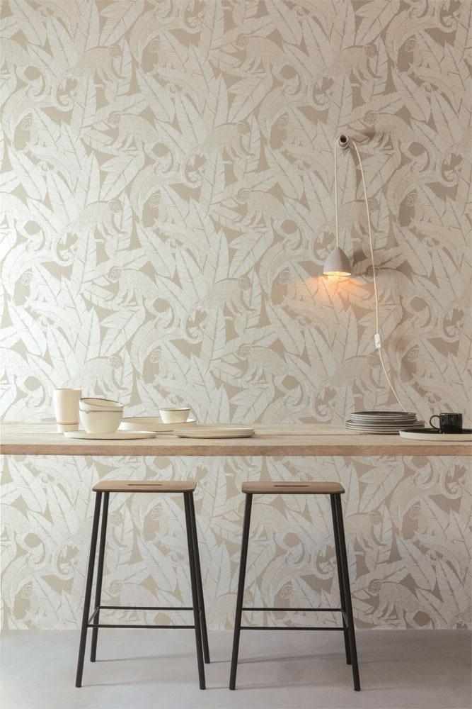Monkey Desert tapet tapet från Midbec med djur, botaniskt mönster i beige. Från kollektionen Tribute. Nonwoven-material med förskjuten passning. Passar i vardagsrum, matsal och hall.