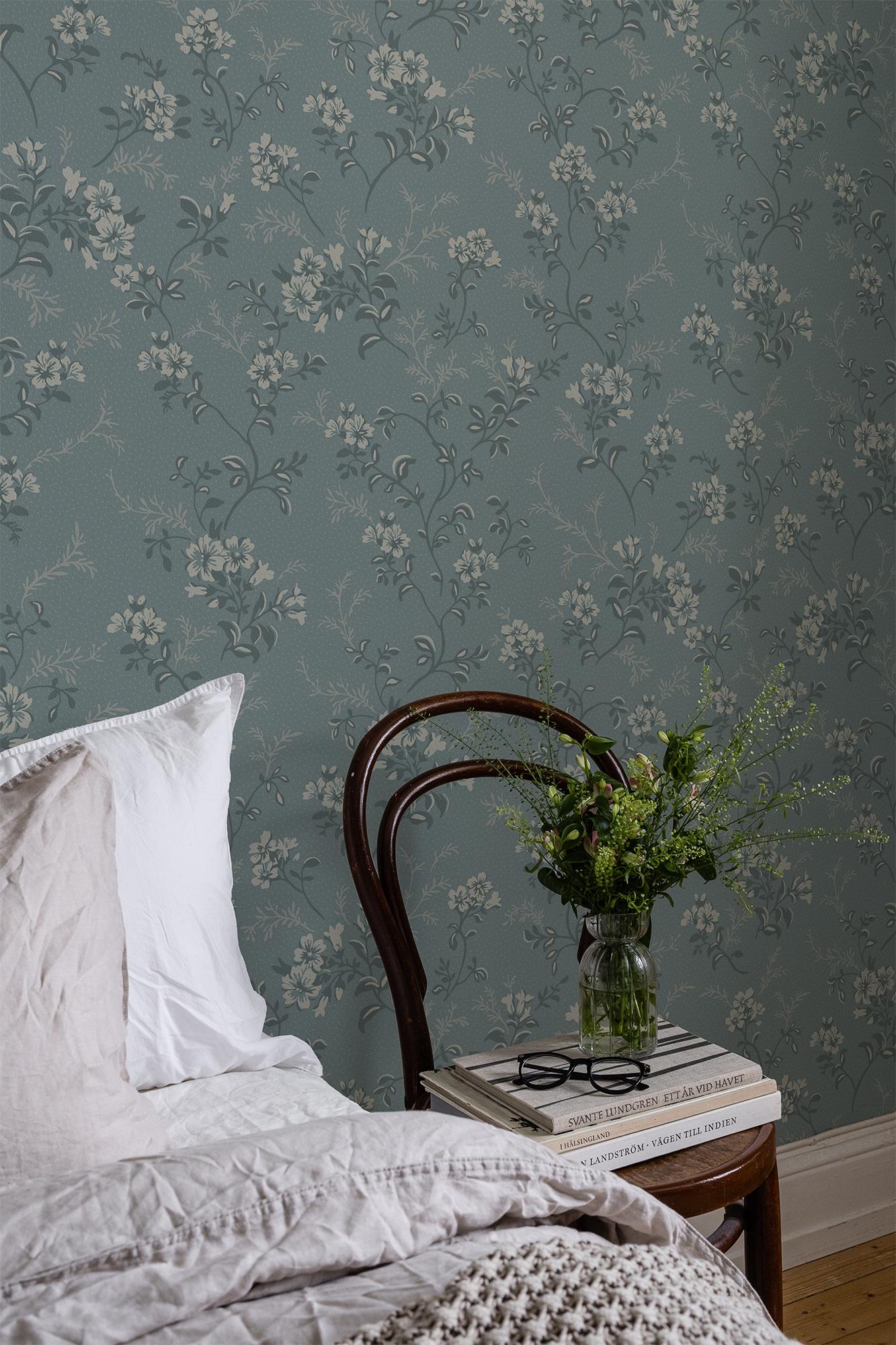 Sonja Blå tapet med blommigt mönster i blå. Från kollektionen Flora. Nonwoven-material med förskjuten passning.