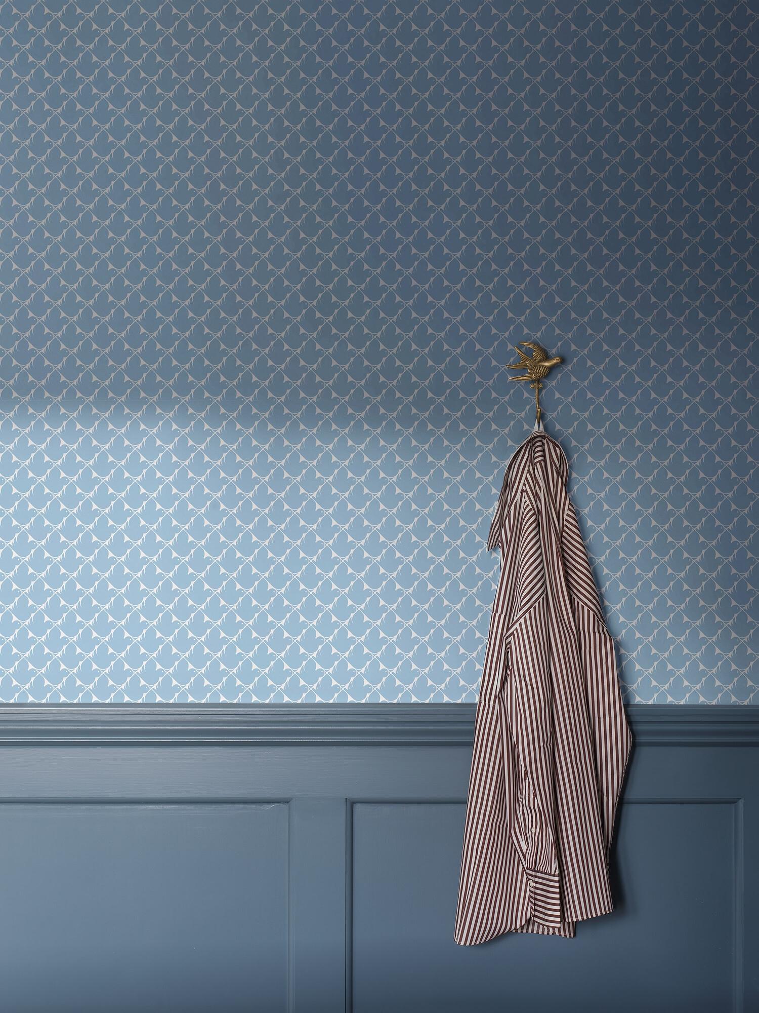 Pippi tapet med trellis mönster i blå. Från kollektionen New Heritage. Nonwoven-material med rak passning.