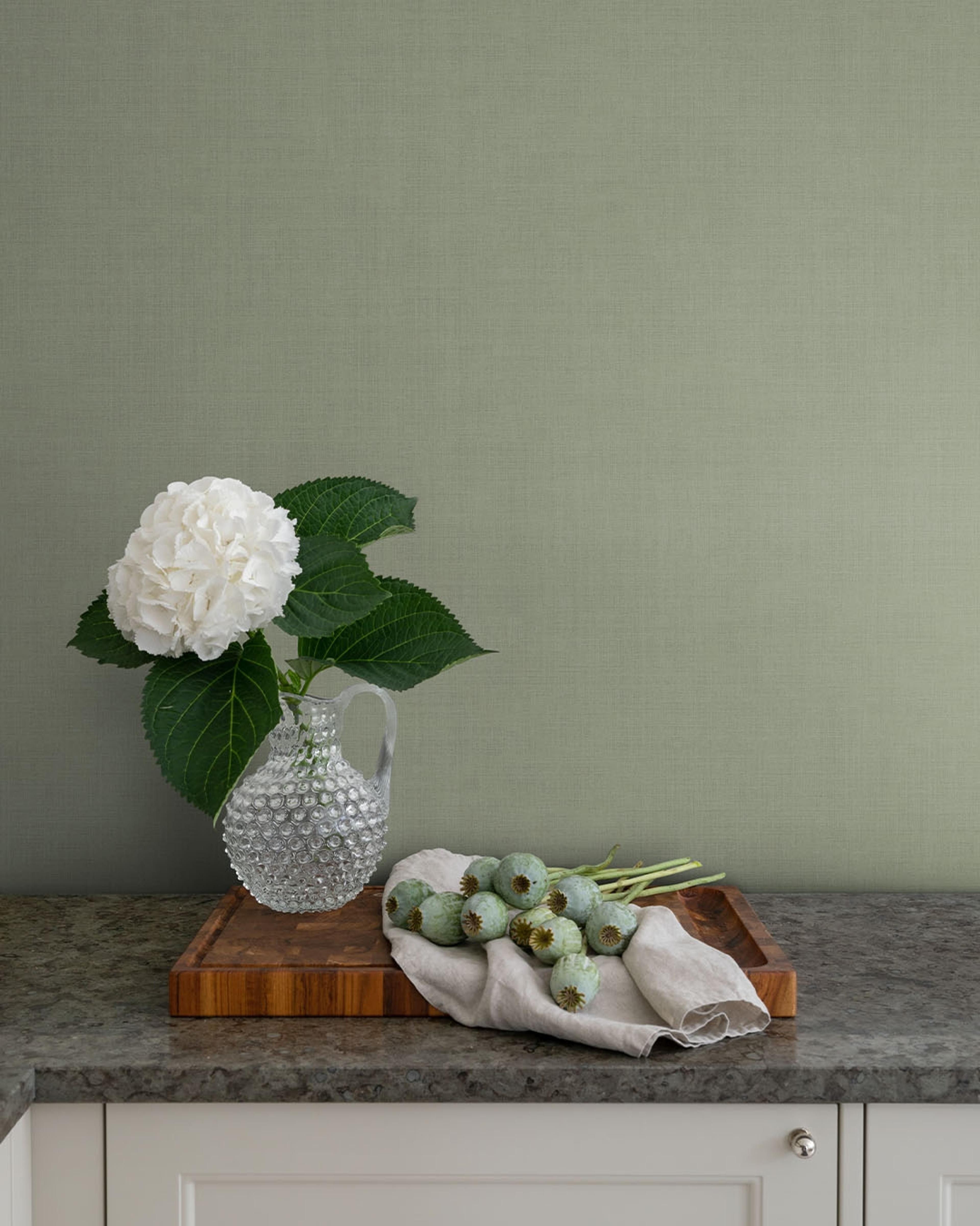 Jute grågrön, tapet tapet enfärgad i grå och grön. Från kollektionen Sommaräng. Nonwoven-material.