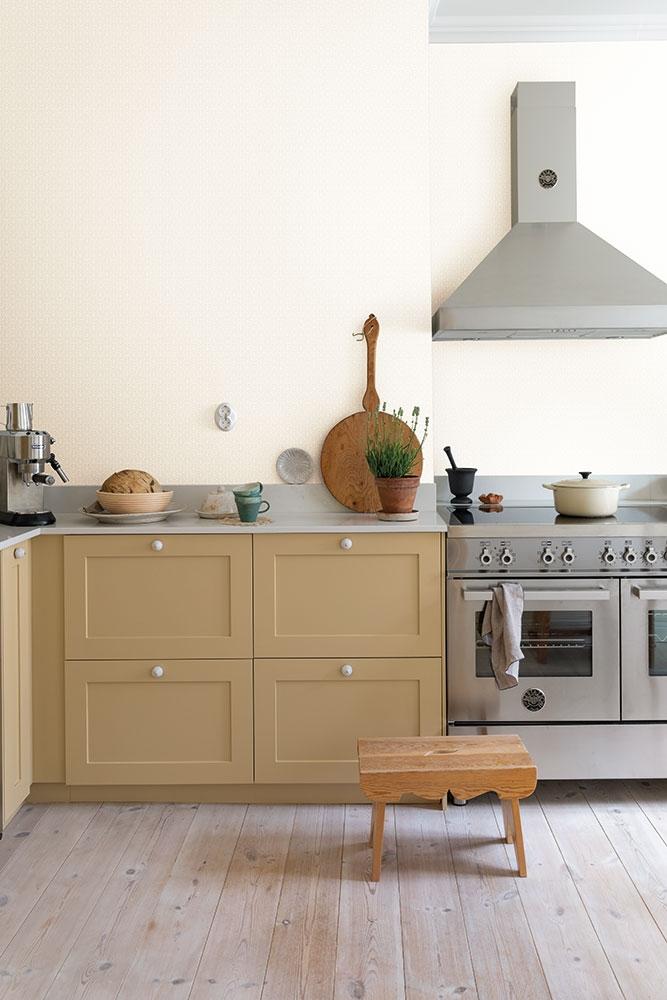 Athena tapet enfärgad i beige. Från kollektionen skogsgläntan. Nonwoven-material med rak passning. Passar i vardagsrum, sovrum och matsal.