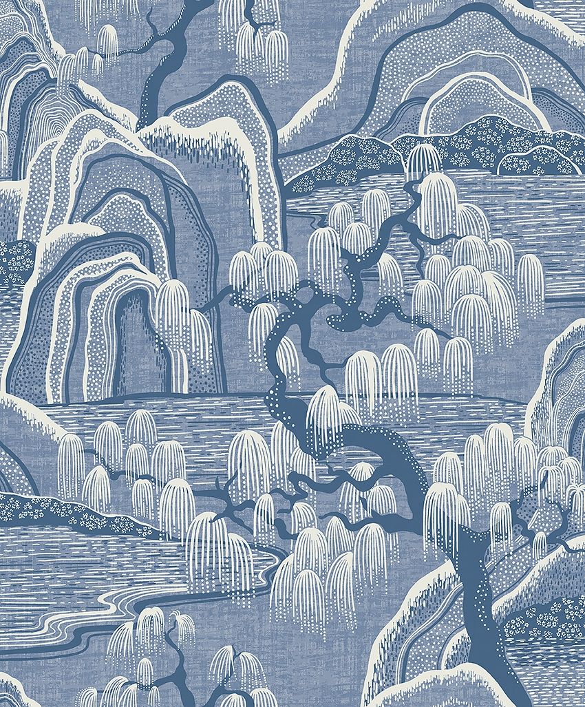 Indigo Garden, tapet tapet med naturochlandskap mönster i vit och blå. Från kollektionen Blue & White. Nonwoven-material med förskjuten passning. Passar i hall.