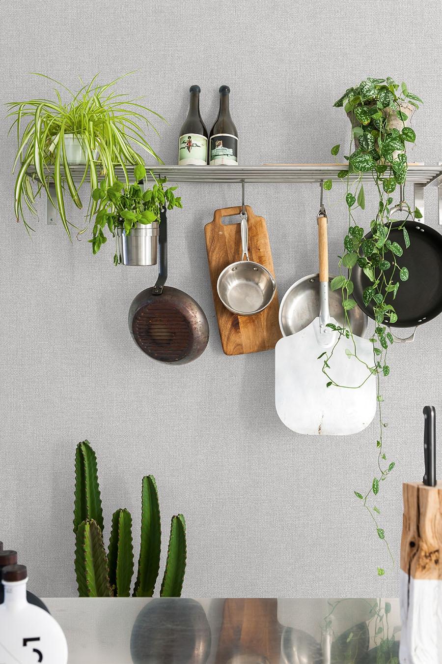 Panama Uni tapet i grå tapet enfärgad i grå. Från kollektionen jungle fever. Nonwoven-material med fri passning. Passar i vardagsrum och matsal.