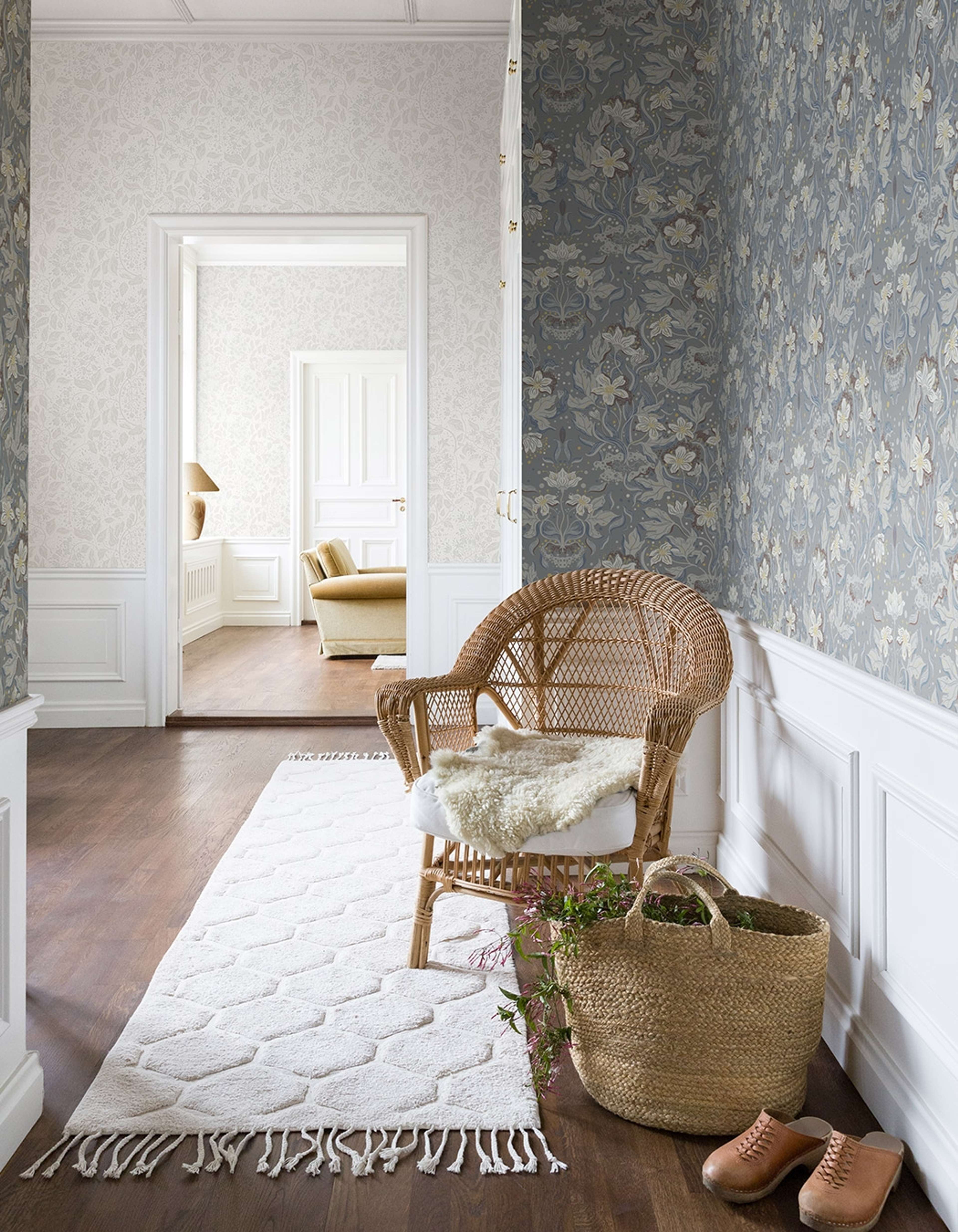 Lisa tapet med blommigt mönster i grå. Från kollektionen Fägring. Nonwoven-material med förskjuten passning.​​​​‌﻿‍﻿​‍​‍‌‍﻿﻿‌﻿​‍‌‍‍‌‌‍‌﻿‌‍‍‌‌‍﻿‍​‍​‍​﻿‍‍​‍​‍‌﻿​﻿‌‍​‌‌‍﻿‍‌‍‍‌‌﻿‌​‌﻿‍‌​‍﻿‍‌‍‍‌‌‍﻿﻿​‍​‍​‍﻿​​‍​‍‌‍‍​‌﻿​‍‌‍‌‌‌‍‌‍​‍​‍​﻿‍‍​‍​‍‌‍‍​‌﻿‌​‌﻿‌​‌﻿​​‌﻿​﻿​﻿‍‍​‍﻿﻿​‍﻿﻿‌﻿‌﻿‌﻿‌﻿‌﻿‌﻿​‍﻿‍‌‍​﻿‌‍﻿﻿‌‍﻿​‌‍﻿﻿‌﻿​‍‌‍​‌‌‍﻿‌‌‍​‌​‍﻿‍‌﻿​﻿‌‍‌‌​‍﻿﻿‌﻿​﻿‌﻿‌​‌﻿‌‌‌‍‌​‌‍‍‌‌‍﻿﻿​‍﻿﻿‌‍‍‌‌‍﻿‍‌﻿‌​‌‍‌‌‌‍﻿‍‌﻿‌​​‍﻿﻿‌‍‌‌‌‍‌​‌‍‍‌‌﻿‌​​‍﻿﻿‌‍﻿‌‌‍﻿﻿‌‍‌​‌‍‌‌​﻿﻿‌‌﻿​​‌﻿​‍‌‍‌‌‌﻿​﻿‌‍‌‌‌‍﻿‍‌﻿‌​‌‍​‌‌﻿‌​‌‍‍‌‌‍﻿﻿‌‍﻿‍​﻿‍﻿‌‍‍‌‌‍‌​​﻿﻿‌‌‍‍‌‌‍﻿‌‌‍​‌‌‍‌﻿‌‍‌‌​‍﻿‌​﻿‌‌​﻿‌﻿​﻿‍​‌‍​﻿‌‍‌‍‌‍​‍​﻿‌‌‌‍​‌​﻿‍‌​﻿‌‌​﻿​﻿‌‍‌‍​﻿​﻿​﻿​﻿​﻿‌‌​﻿‌​​﻿​‍​﻿​‌​﻿‌﻿​﻿‌​​﻿‌‍‌‍‌‌‌‍‌‍​﻿‌​​﻿​﻿‌‍​‍​﻿‍‌‌‍​‌‌‍​‌‌‍‌‌‌‍‌​​﻿‌‌​﻿​﻿‌‍​﻿​﻿​﻿​﻿‌﻿​﻿‌‍​﻿‌‍​﻿​‍‌‍‌​​‍﻿‌​﻿​‌​﻿​​​﻿‌‌​﻿​​‌﻿‍​​﻿​‌​﻿​﻿​﻿‌‌​﻿​​​‍﻿‌‌‍‍‍‌﻿​​‌‍‌﻿​﻿‍﻿‌﻿‌​‌﻿‍‌‌﻿​​‌‍‌‌​﻿﻿‌‌﻿​﻿‌‍​‌‌‍﻿‍‌‍‍‌‌﻿‌​‌﻿‍‌​‍﻿‍‌‍‍‌‌‍﻿‌‌‍​‌‌‍‌﻿‌‍‌‌‌​​‌‌﻿​﻿‌﻿​﻿‌‍‌‌‌﻿‌​​﻿‍﻿‌﻿​​‌‍​‌‌﻿‌​‌‍‍​​﻿﻿‌‌‍​‌‌‍﻿​‌﻿‌​‌‌‌​‌‍‌‌‌﻿‍​‌﻿‌​​﻿﻿﻿‌‍​‍‌‍​‌‌﻿​﻿‌‍‌‌‌‌‌‌‌﻿​‍‌‍﻿​​﻿﻿‌‌‍‍​‌﻿‌​‌﻿‌​‌﻿​​‌﻿​﻿​‍‌‌​﻿​﻿‌​​‌​‍‌‌​﻿​‍‌​‌‍​‍‌‌​﻿​‍‌​‌‍‌﻿‌﻿‌﻿‌﻿‌﻿‌﻿​‍﻿‍‌‍​﻿‌‍﻿﻿‌‍﻿​‌‍﻿﻿‌﻿​‍‌‍​‌‌‍﻿‌‌‍​‌​‍﻿‍‌﻿​﻿‌‍‌‌​‍‌‌​﻿​‍‌​‌‍‌﻿​﻿‌﻿‌​‌﻿‌‌‌‍‌​‌‍‍‌‌‍﻿﻿​‍‌‍‌‍‍‌‌‍‌​​﻿﻿‌‌‍‍‌‌‍﻿‌‌‍​‌‌‍‌﻿‌‍‌‌​‍﻿‌​﻿‌‌​﻿‌﻿​﻿‍​‌‍​﻿‌‍‌‍‌‍​‍​﻿‌‌‌‍​‌​﻿‍‌​﻿‌‌​﻿​﻿‌‍‌‍​﻿​﻿​﻿​﻿​﻿‌‌​﻿‌​​﻿​‍​﻿​‌​﻿‌﻿​﻿‌​​﻿‌‍‌‍‌‌‌‍‌‍​﻿‌​​﻿​﻿‌‍​‍​﻿‍‌‌‍​‌‌‍​‌‌‍‌‌‌‍‌​​﻿‌‌​﻿​﻿‌‍​﻿​﻿​﻿​﻿‌﻿​﻿‌‍​﻿‌‍​﻿​‍‌‍‌​​‍﻿‌​﻿​‌​﻿​​​﻿‌‌​﻿​​‌﻿‍​​﻿​‌​﻿​﻿​﻿‌‌​﻿​​​‍﻿‌‌‍‍‍‌﻿​​‌‍‌﻿​‍‌‍‌﻿‌​‌﻿‍‌‌﻿​​‌‍‌‌​﻿﻿‌‌﻿​﻿‌‍​‌‌‍﻿‍‌‍‍‌‌﻿‌​‌﻿‍‌​‍﻿‍‌‍‍‌‌‍﻿‌‌‍​‌‌‍‌﻿‌‍‌‌‌​​‌‌﻿​﻿‌﻿​﻿‌‍‌‌‌﻿‌​​‍‌‍‌﻿​​‌‍​‌‌﻿‌​‌‍‍​​﻿﻿‌‌‍​‌‌‍﻿​‌﻿‌​‌‌‌​‌‍‌‌‌﻿‍​‌﻿‌​​‍‌‍‌﻿​​‌‍‌‌‌﻿​‍‌﻿​﻿‌﻿​​‌‍‌‌‌‍​﻿‌﻿‌​‌‍‍‌‌﻿‌‍‌‍‌‌​﻿﻿‌‌﻿​​‌﻿‌‌‌‍​‍‌‍﻿​‌‍‍‌‌﻿​﻿‌‍‍​‌‍‌‌‌‍‌​​‍​‍‌﻿﻿‌