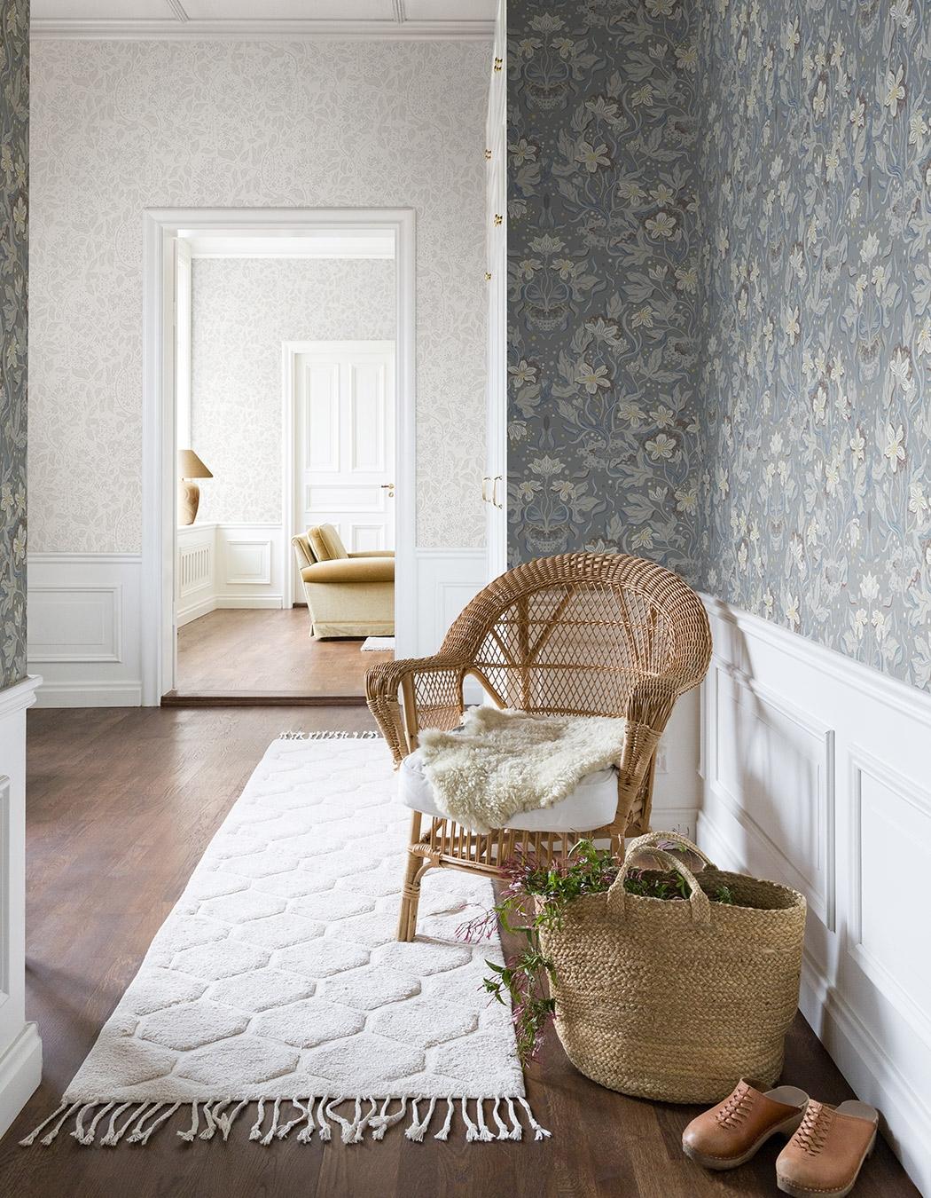 Lisa tapet med blommigt mönster i grå. Från kollektionen Fägring. Nonwoven-material med förskjuten passning.