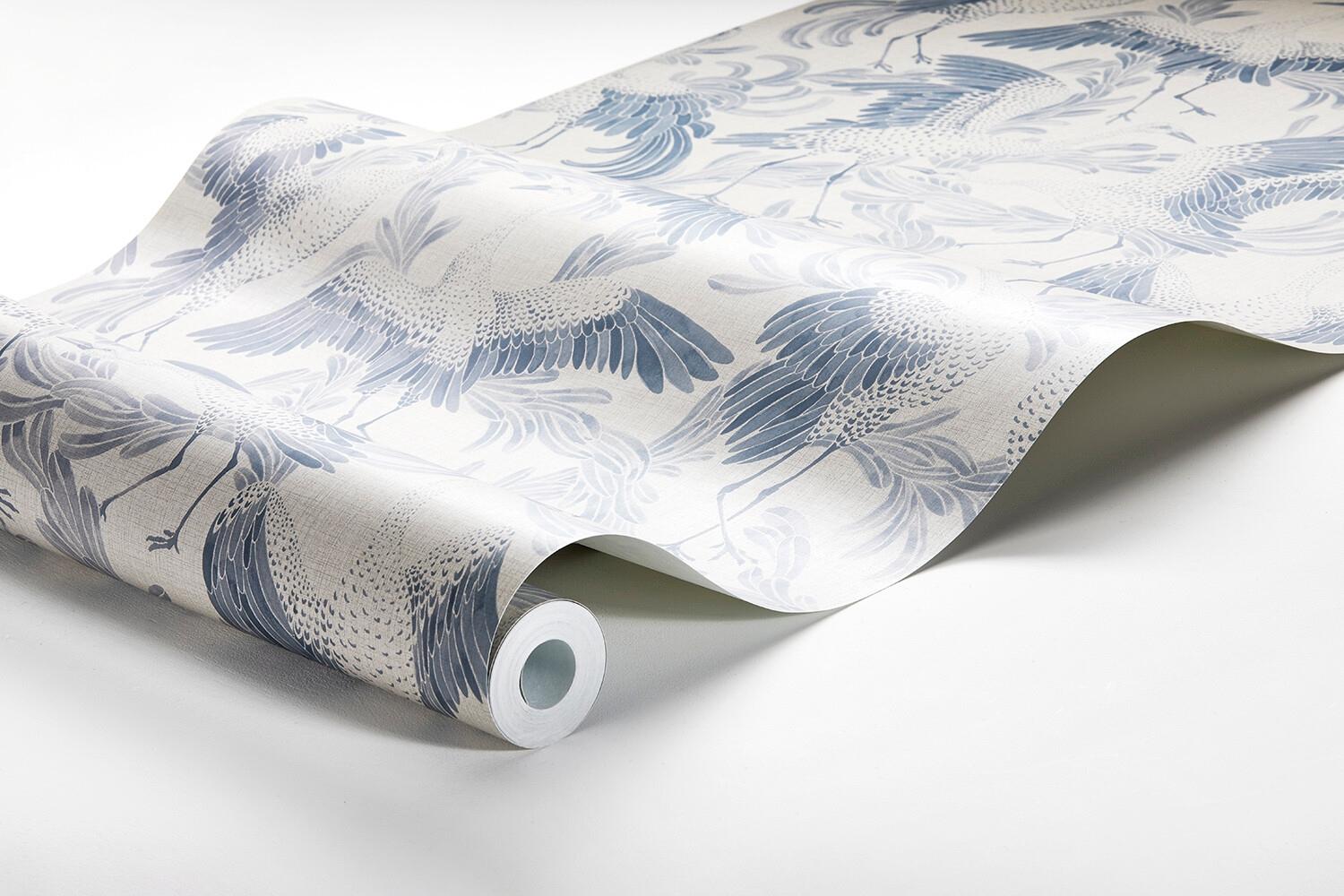Dancing Crane, blekblå tapet från Boråstapeter med djur mönster i blå. Från kollektionen Eastern Simplicity. Nonwoven-material med förskjuten passning. Passar i vardagsrum, hall och arbetsrum.