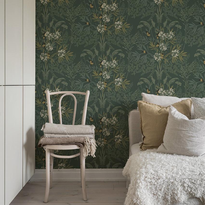 Strandäng, grön tapet tapet med blommigt mönster i grön. Från kollektionen Hav & Land. Nonwoven-material med förskjuten passning.