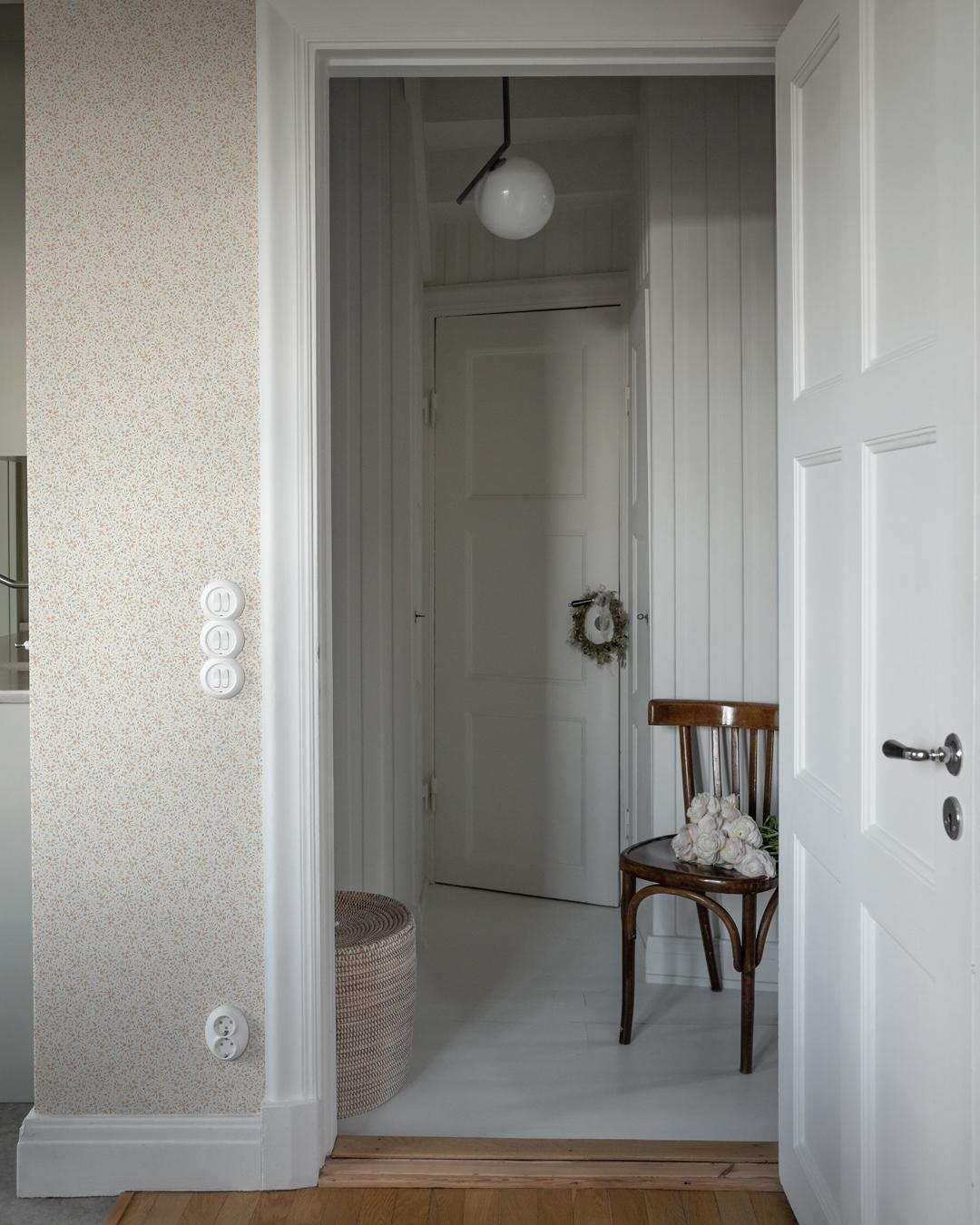 Mini tapet med blommigt mönster i rosa. Från kollektionen Rosenlycka. Nonwoven-material med rak passning. Passar i vardagsrum, sovrum och matsal.