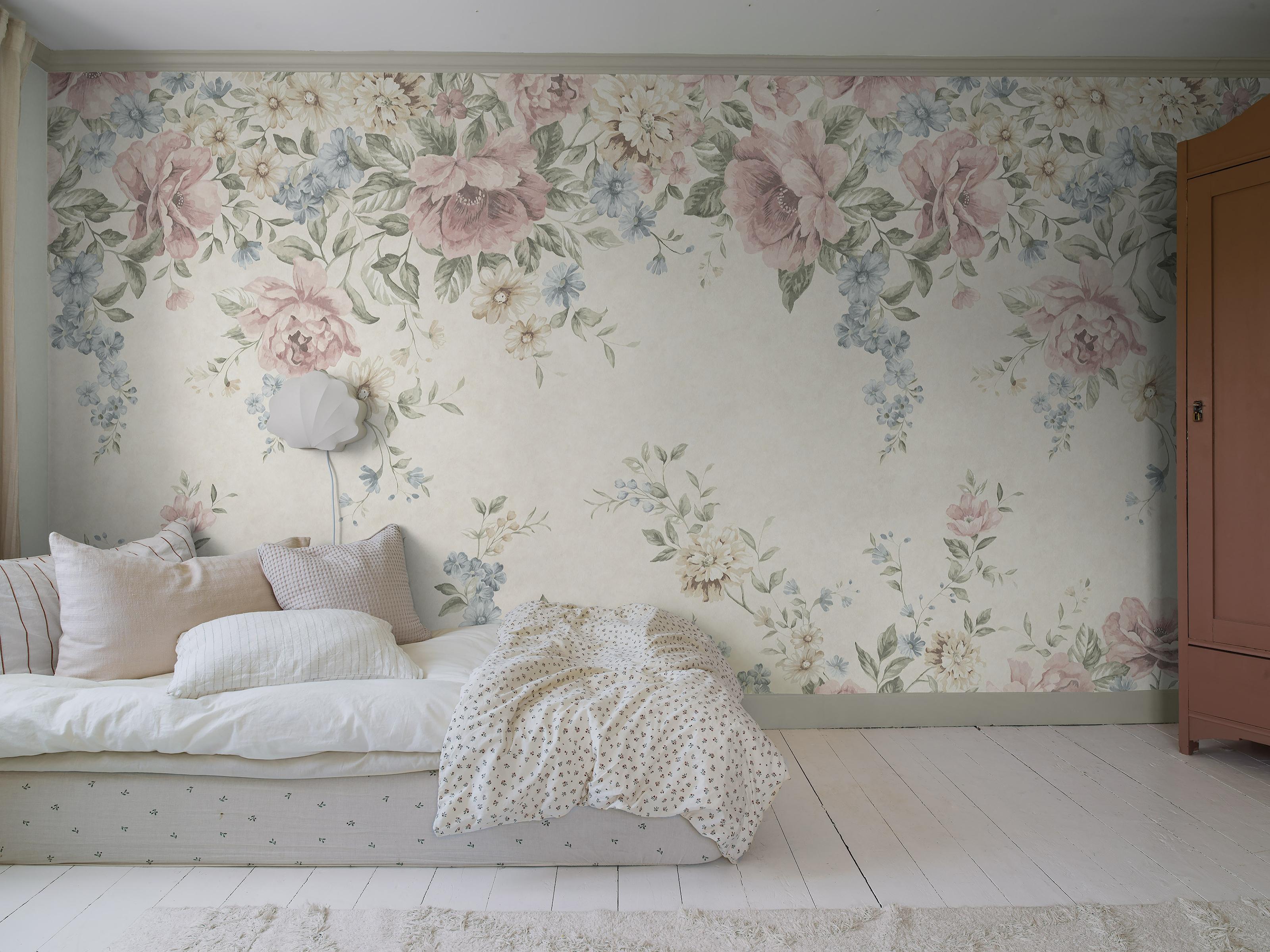 Flower Garden Mural, tapet tapet med stormönstrat, blommigt, barnrum mönster i rosa och beige. Från kollektionen Newbie II Wallpaper. Nonwoven-material med rak passning. Passar i sovrum och barnrum.