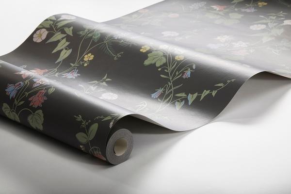 Midsummer Eve, mörk botten tapet från Boråstapeter med botaniskt mönster i svart. Från kollektionen Falsterbo III. Nonwoven-material med förskjuten passning.
