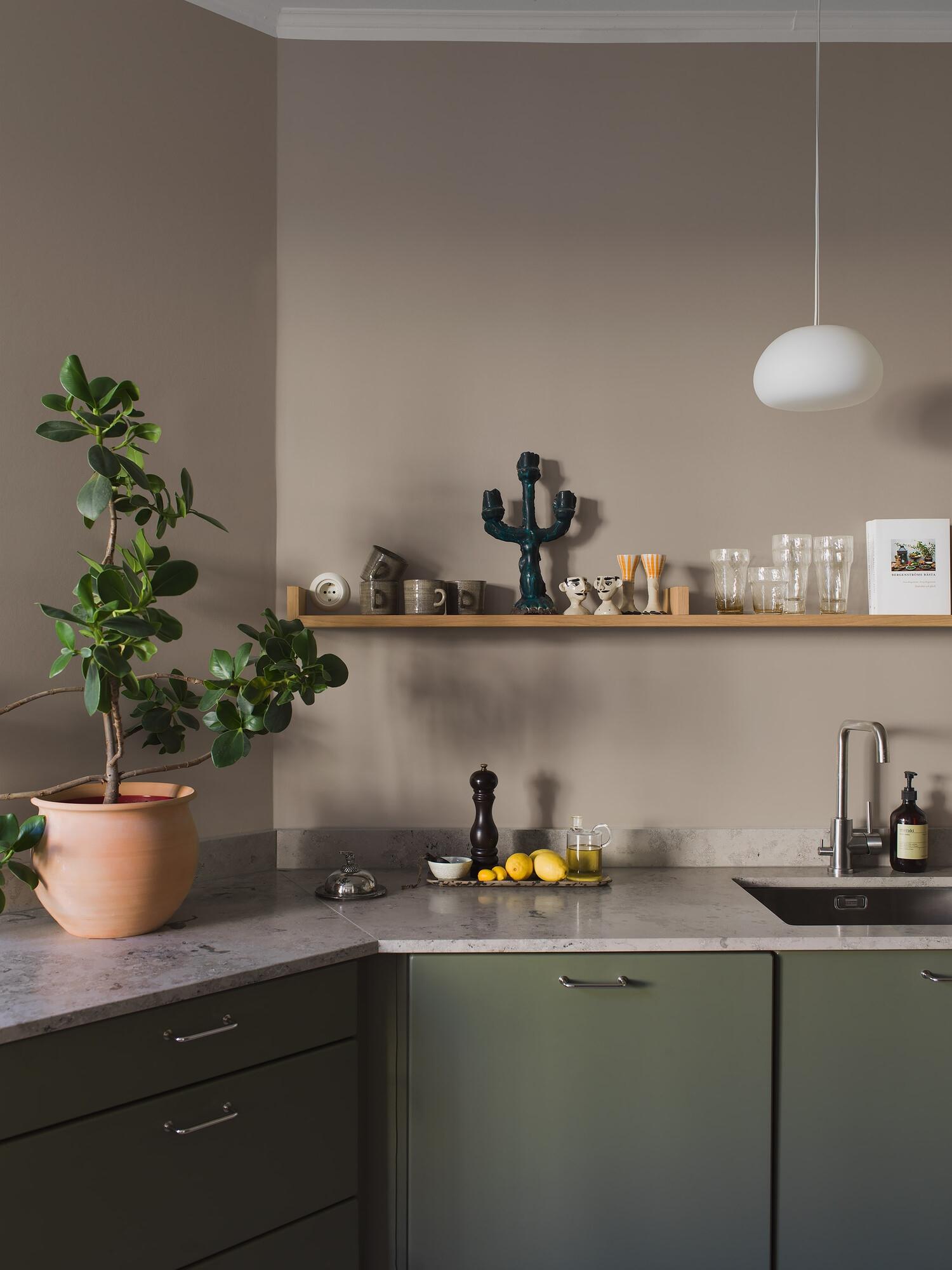 Almond tapet enfärgad i beige. Från kollektionen Pigment. Nonwoven-material.