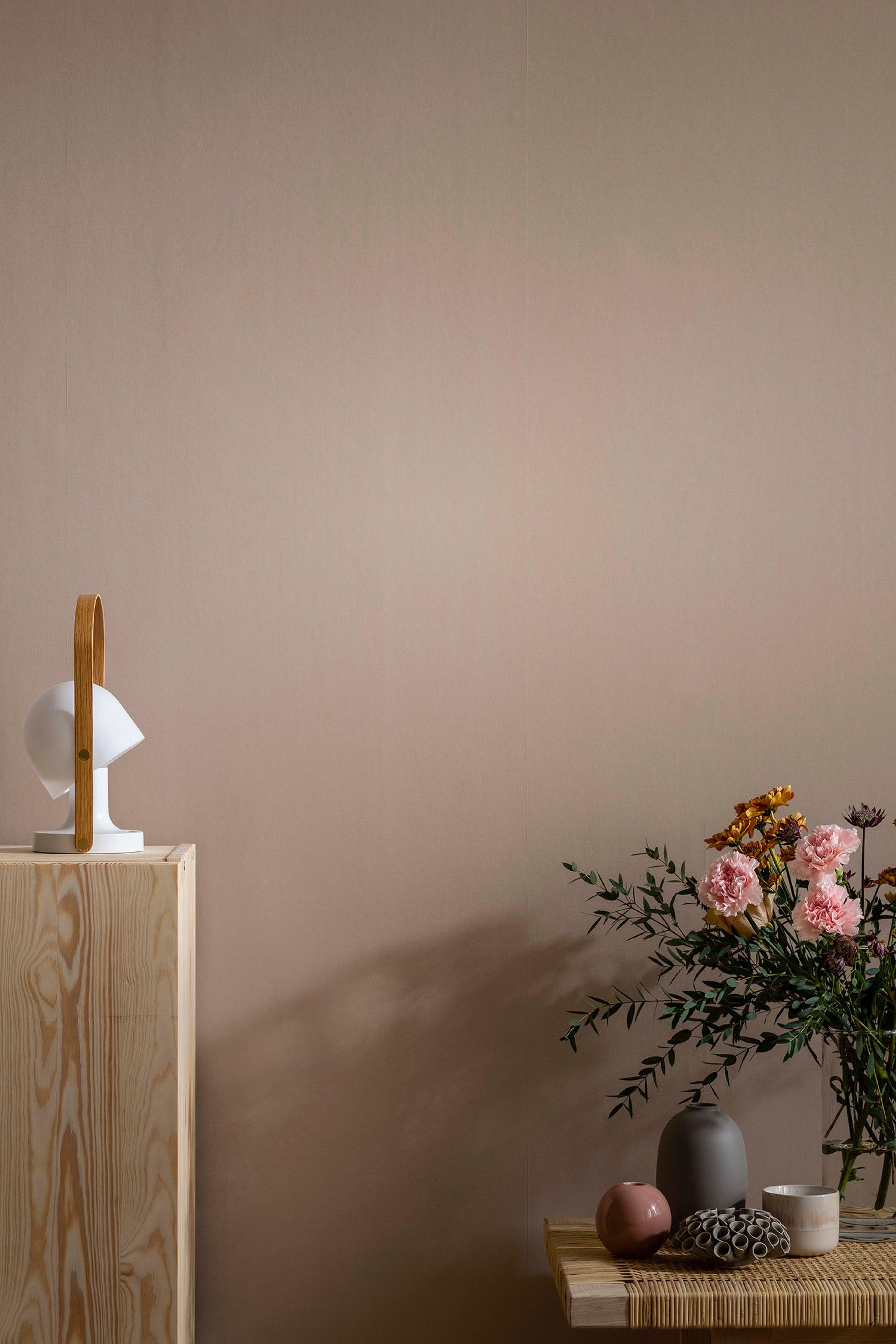 Linne, Ljus gammelrosa tapet enfärgad i rosa. Från kollektionen enfargadochrandig. Nonwoven-material med ingen mönsterpassning.