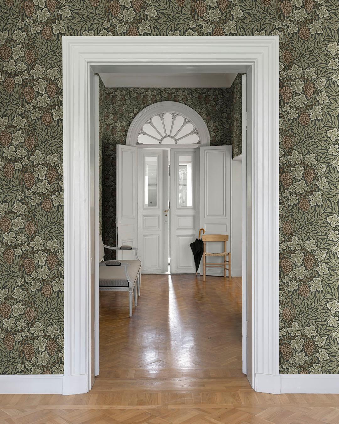 Cray, mörkgrön tapet tapet från Midbec med botaniskt, blommigt mönster i rosa och grön. Från kollektionen Hidden Treasures vol 1. Nonwoven-material med rak passning.