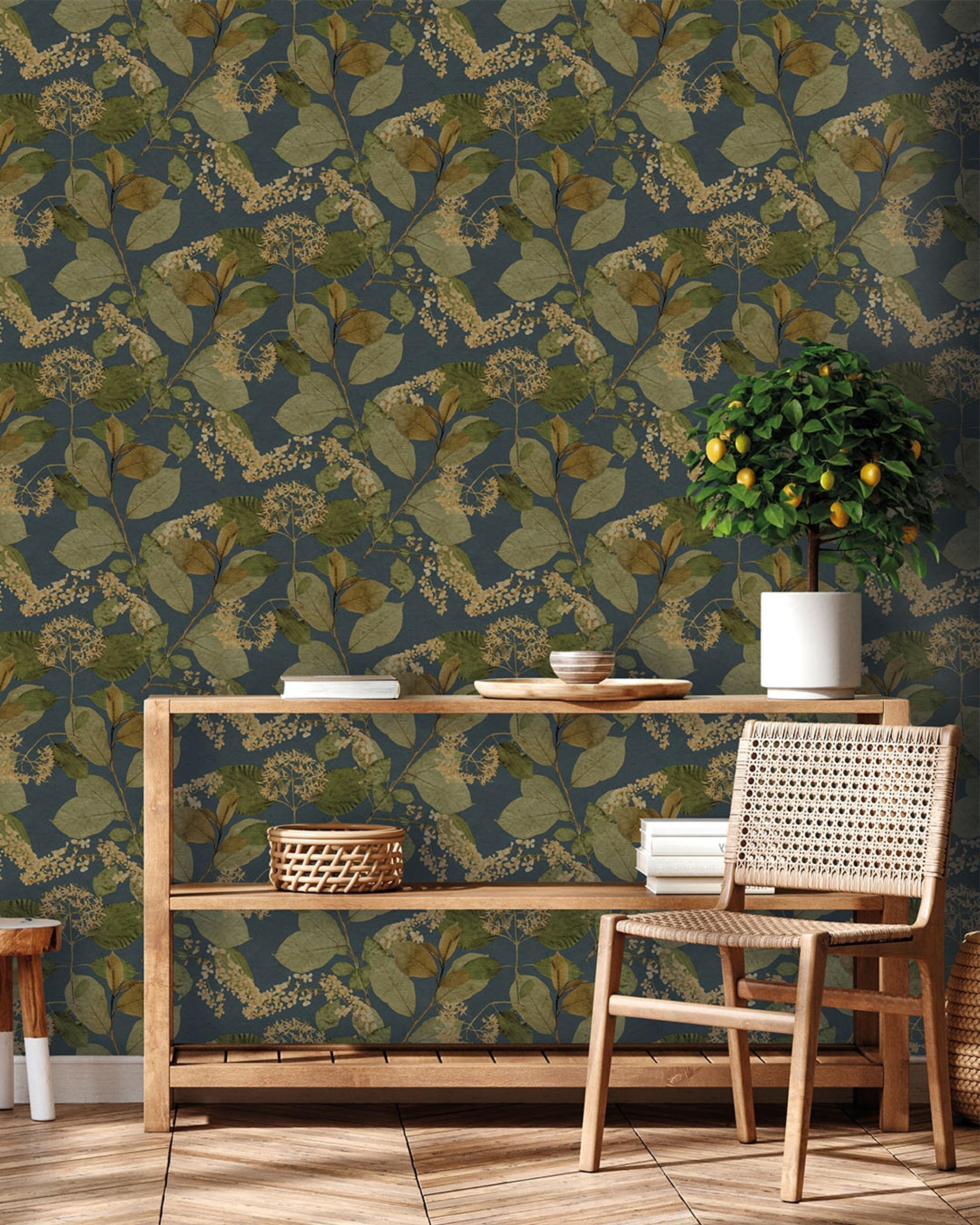 Castanum mörkblå, tapet tapet med botaniskt mönster i blå. Från kollektionen Herbarium. Nonwoven-material med förskjuten passning.