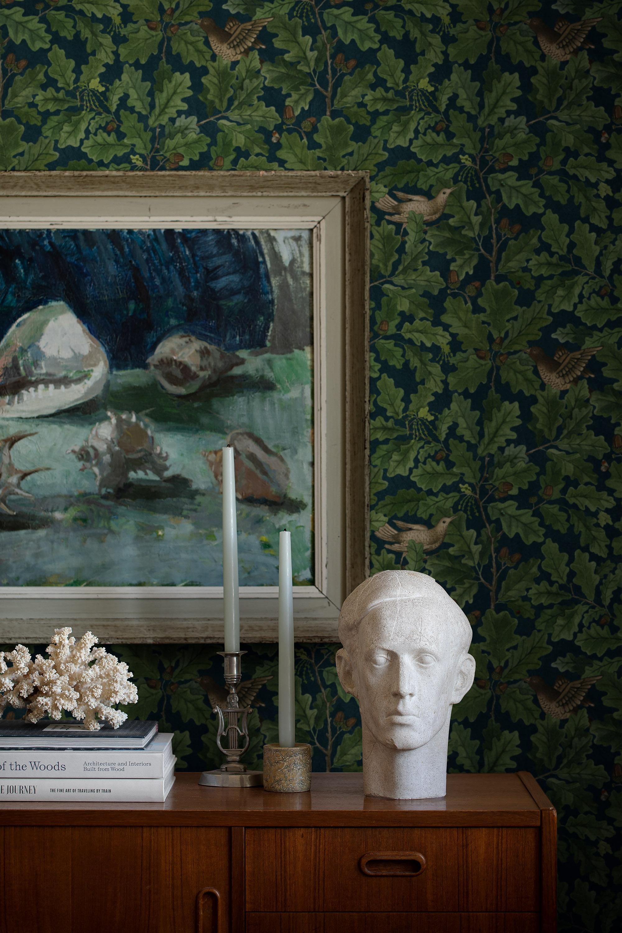 In the Oak tapet med djur, botaniskt, blommigt mönster i grön och blå. Från kollektionen Special Edition Forest. Nonwoven-material med rak passning. Lyx-stil.