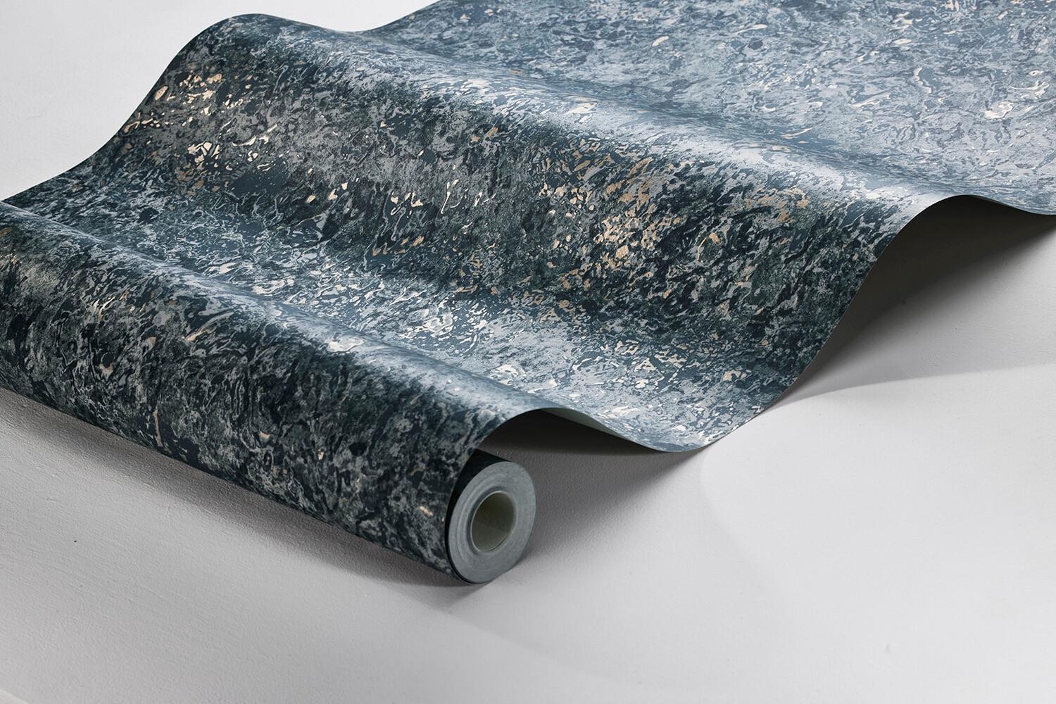 Travertine tapet med geometriskt mönster i grön. Från kollektionen Treasured. Nonwoven-material med förskjuten passning. Passar i kök, hall och arbetsrum.