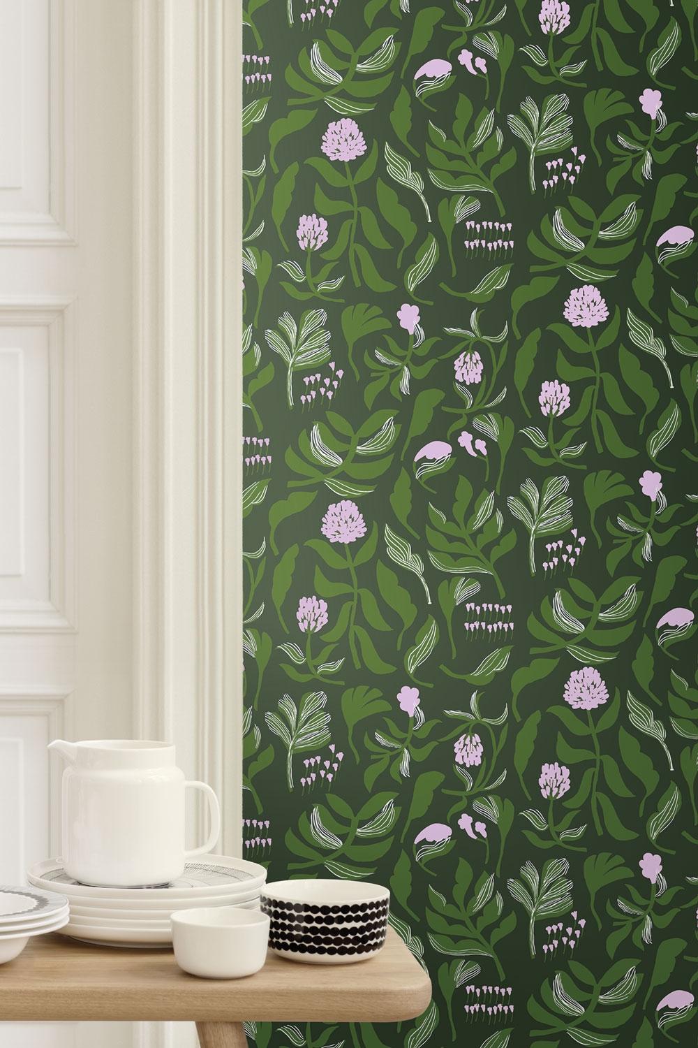 Kasvio tapet med blommigt mönster i svart. Från kollektionen Marimekko 6. Nonwoven-material med förskjuten passning.