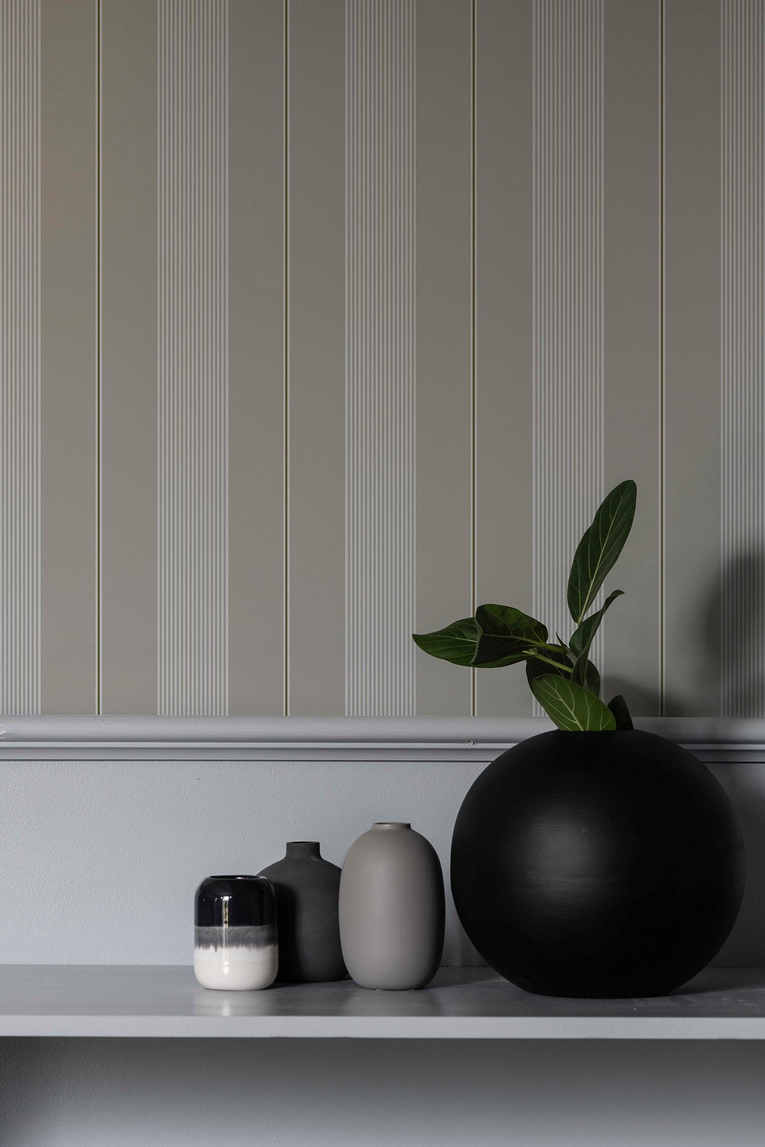 Axel, Beige tapet med randigt mönster i beige. Från kollektionen enfargadochrandig. Nonwoven-material med ingen mönsterpassning.