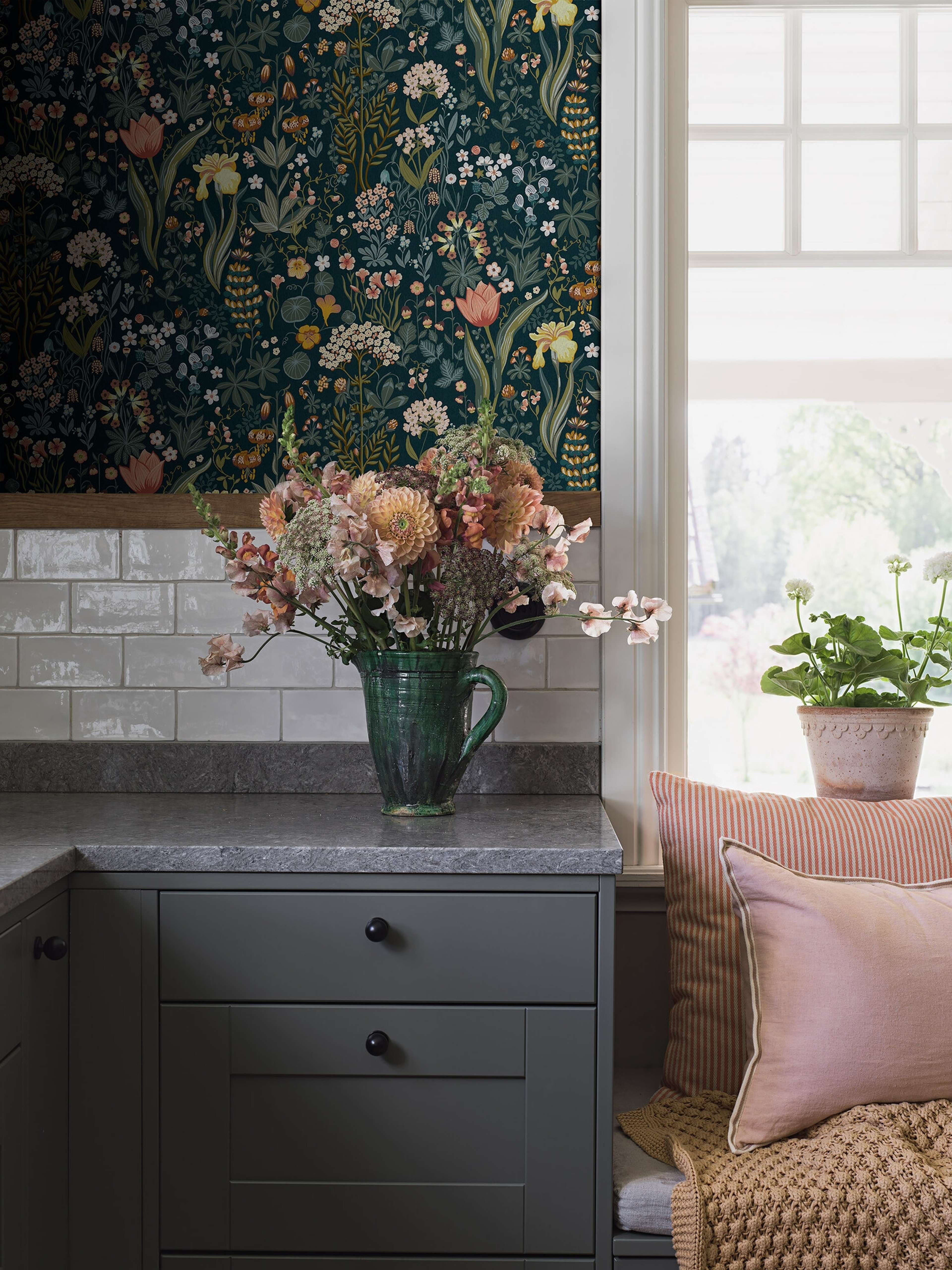 Blomsterhav tapet med botaniskt, blommigt mönster i blå. Från kollektionen New Heritage. Nonwoven-material med förskjuten passning.